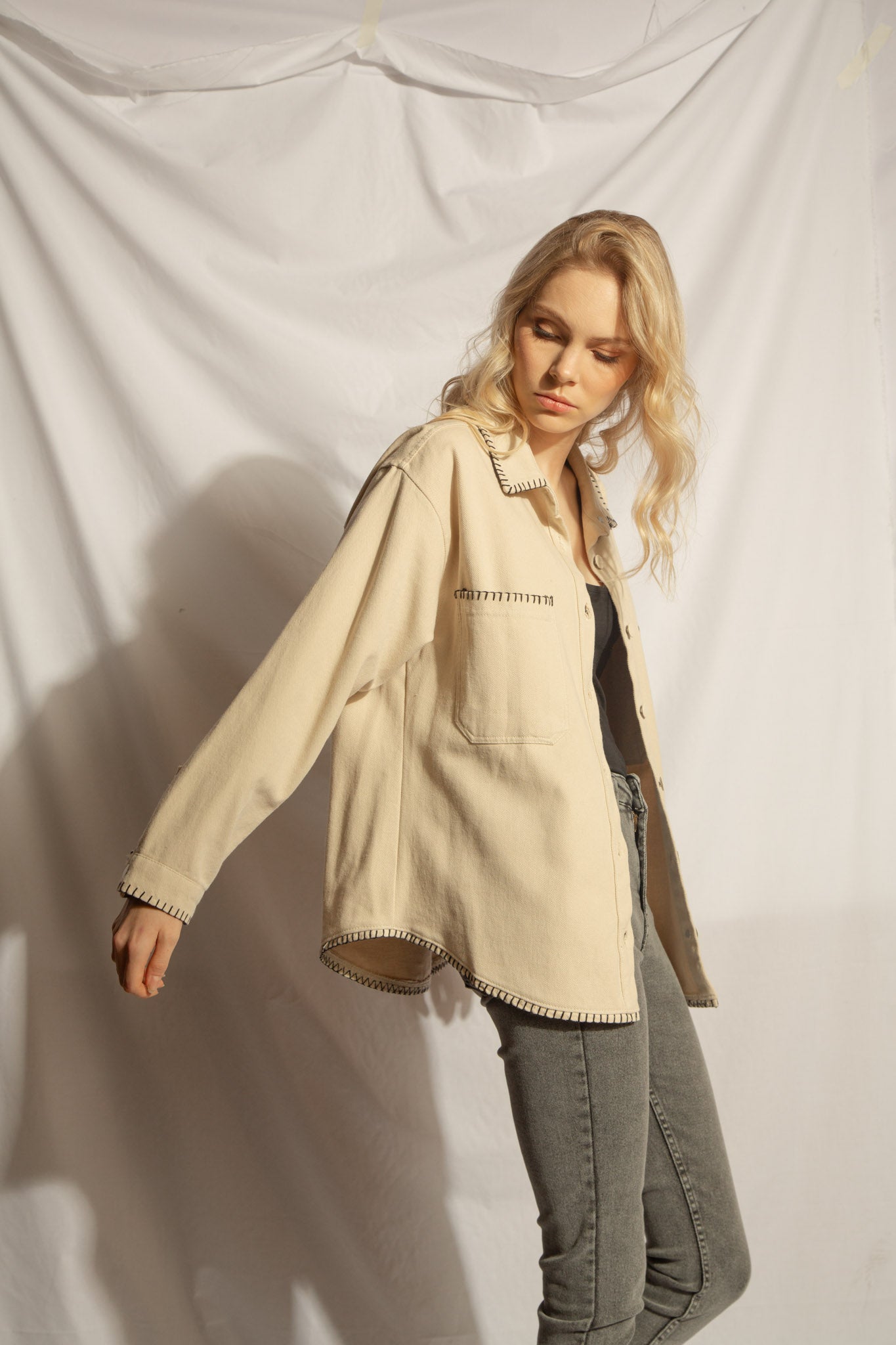 CHAQUETA DENIM HUESO COSTURAS BORDADAS