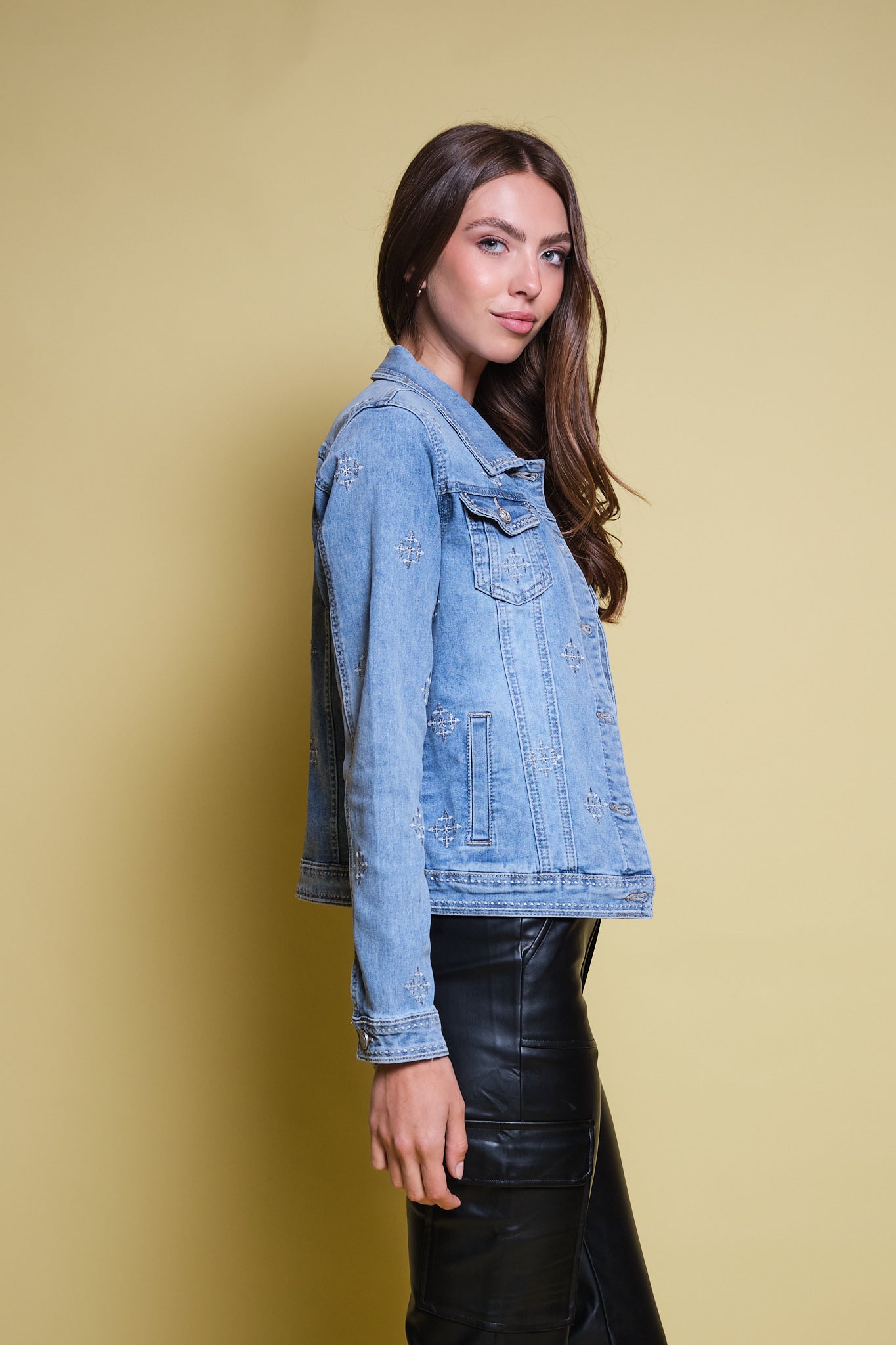 CHAQUETA DENIM AZUL BORDADO GEOMETRICO