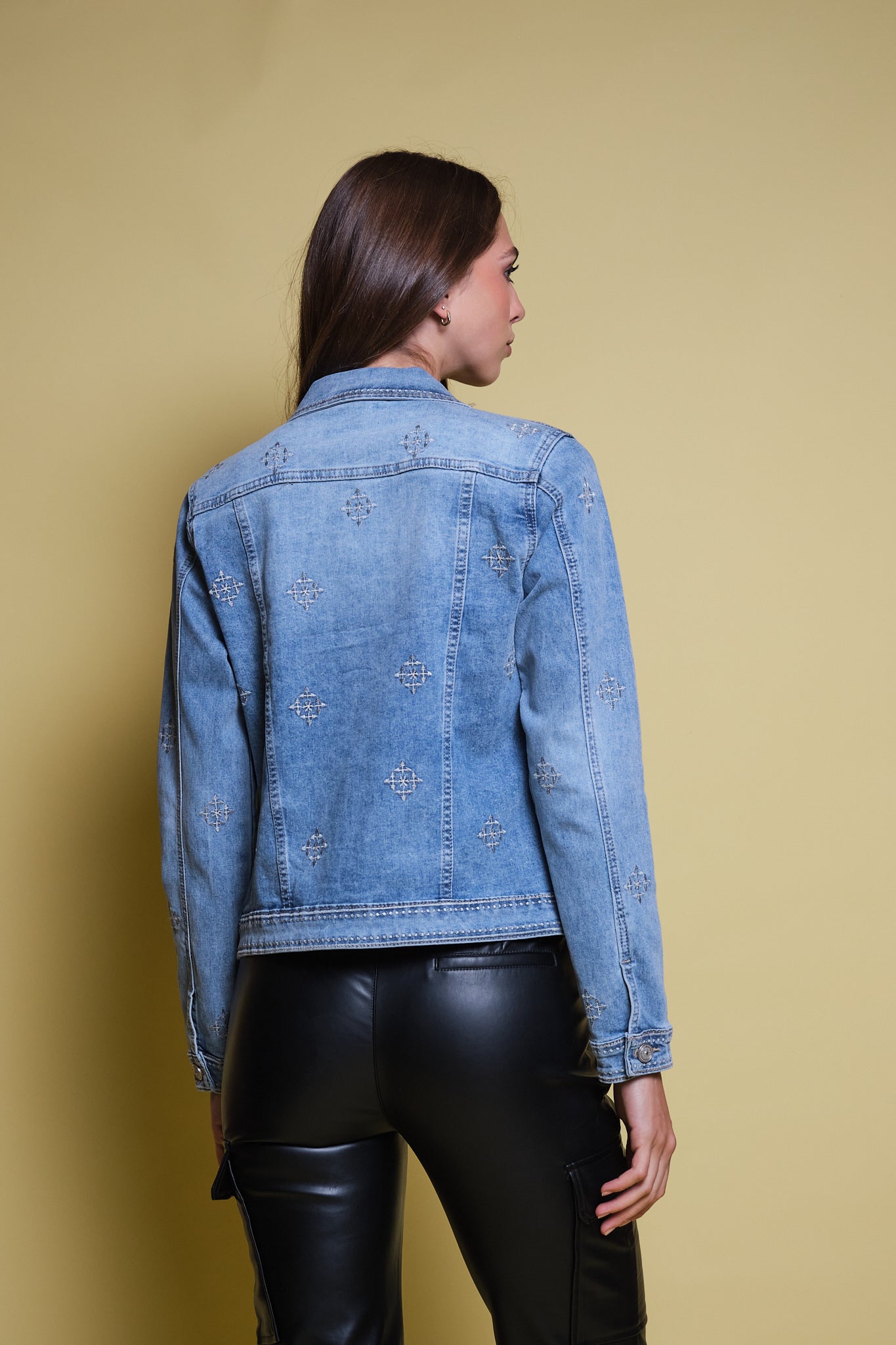 CHAQUETA DENIM AZUL BORDADO GEOMETRICO
