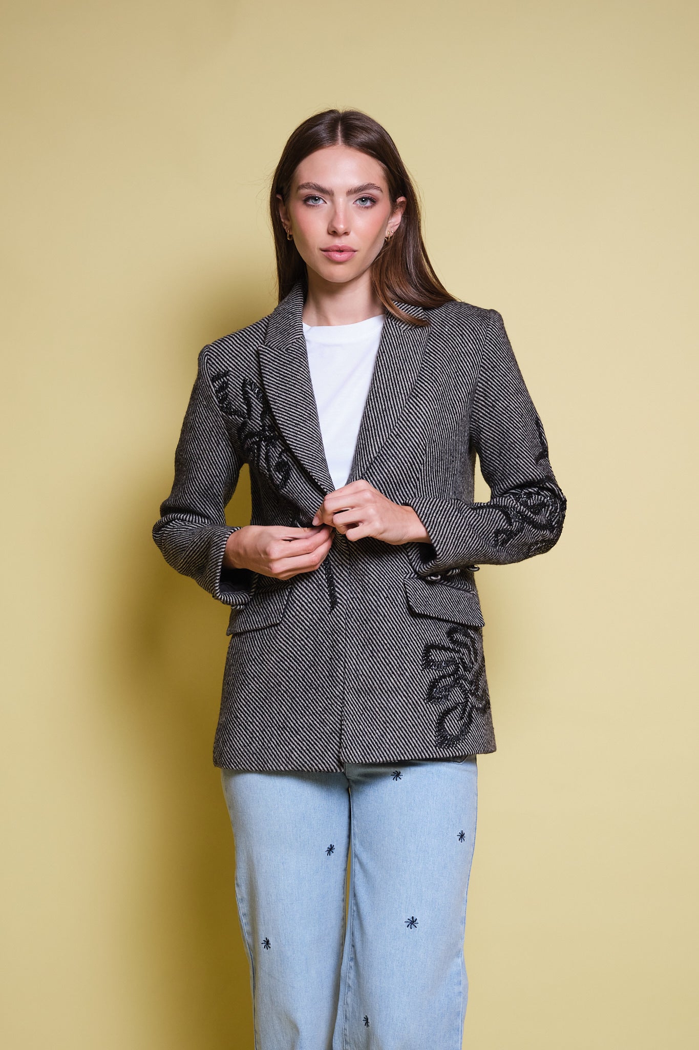 BLAZER ESPIGA GRIS Y NEGRO BORDADO FLORAL