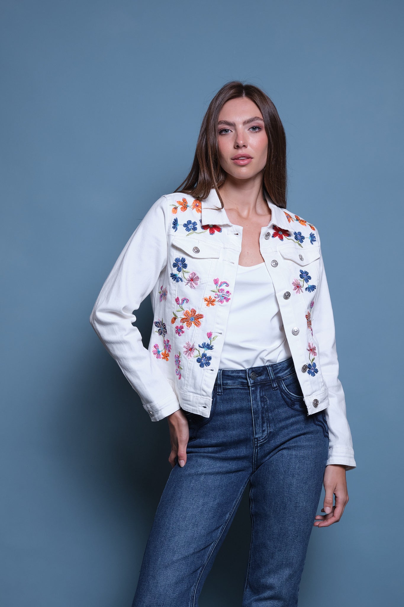 CHAQUETA DENIM BLANCA BORDADO FLORES LENTEJUELA