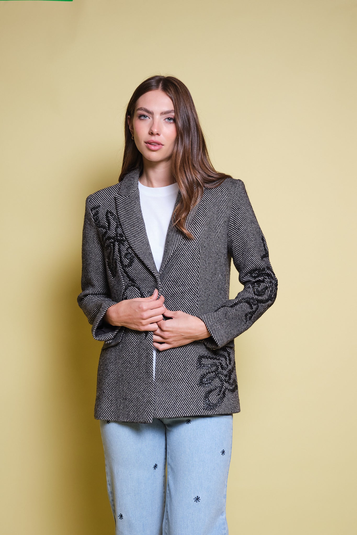 BLAZER ESPIGA GRIS Y NEGRO BORDADO FLORAL