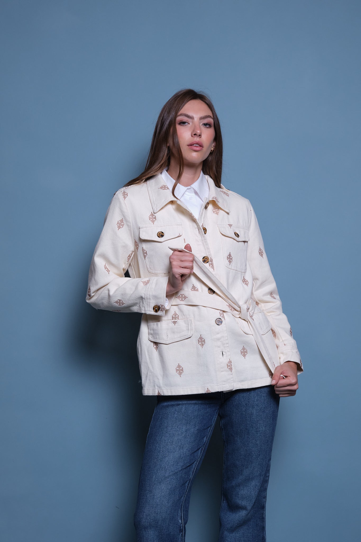 CHAQUETA CARGO BEIGE BORDADO CON CINTURON