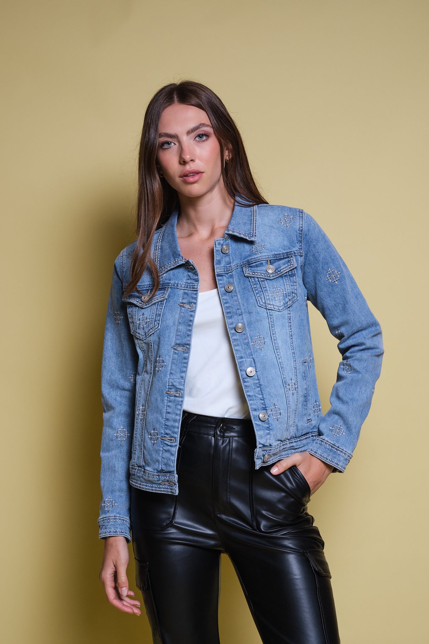 CHAQUETA DENIM AZUL BORDADO GEOMETRICO
