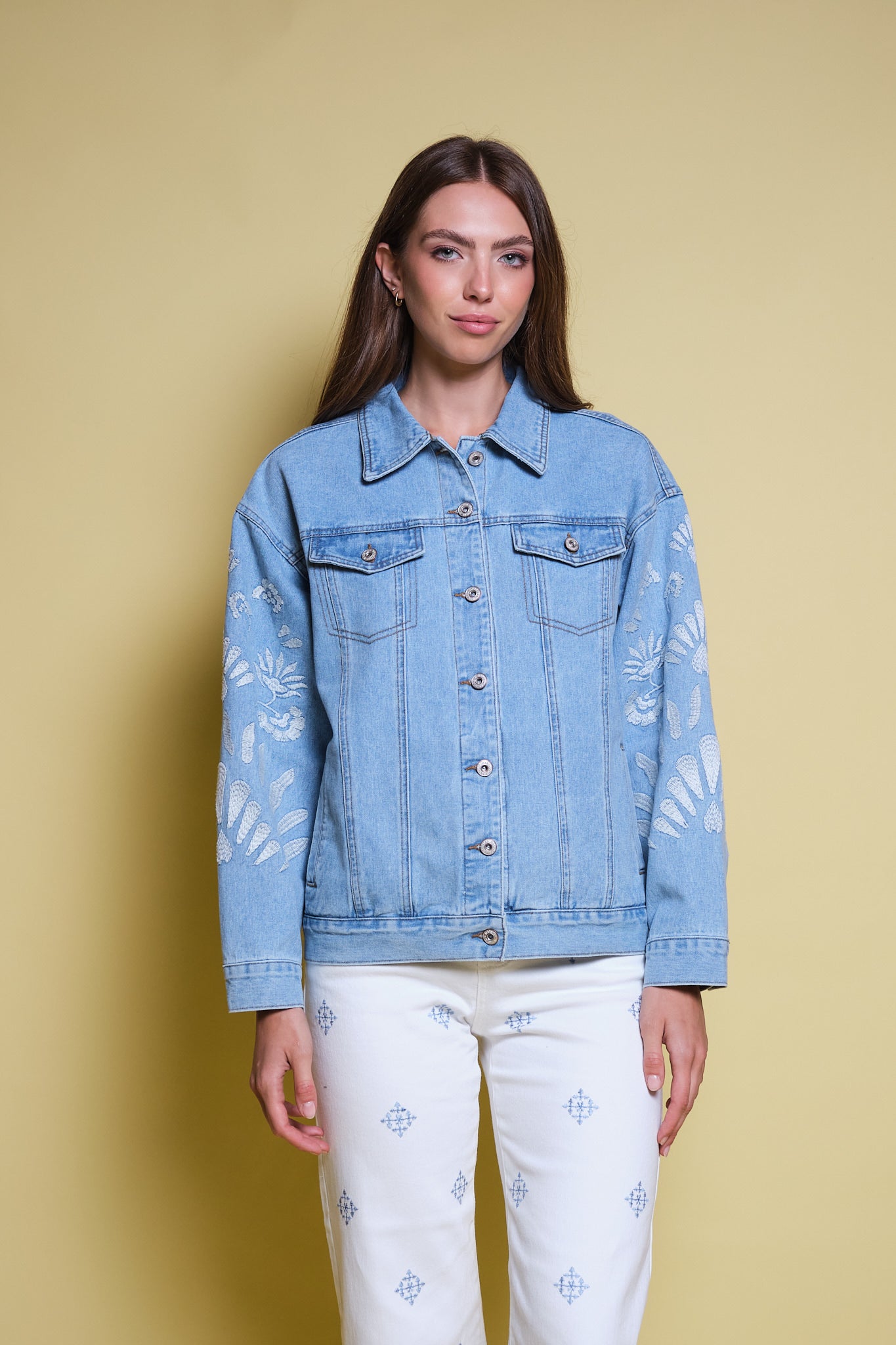 CHAQUETA DENIM AZUL BORDADO FLORAL MANGAS