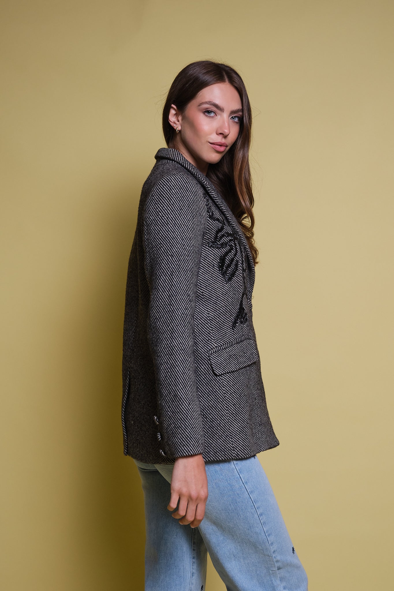 BLAZER ESPIGA GRIS Y NEGRO BORDADO FLORAL