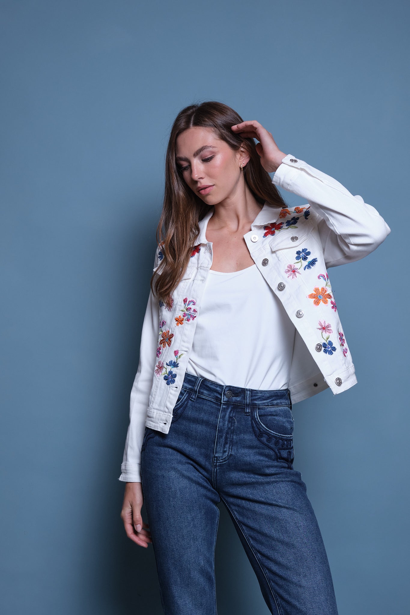 CHAQUETA DENIM BLANCA BORDADO FLORES LENTEJUELA