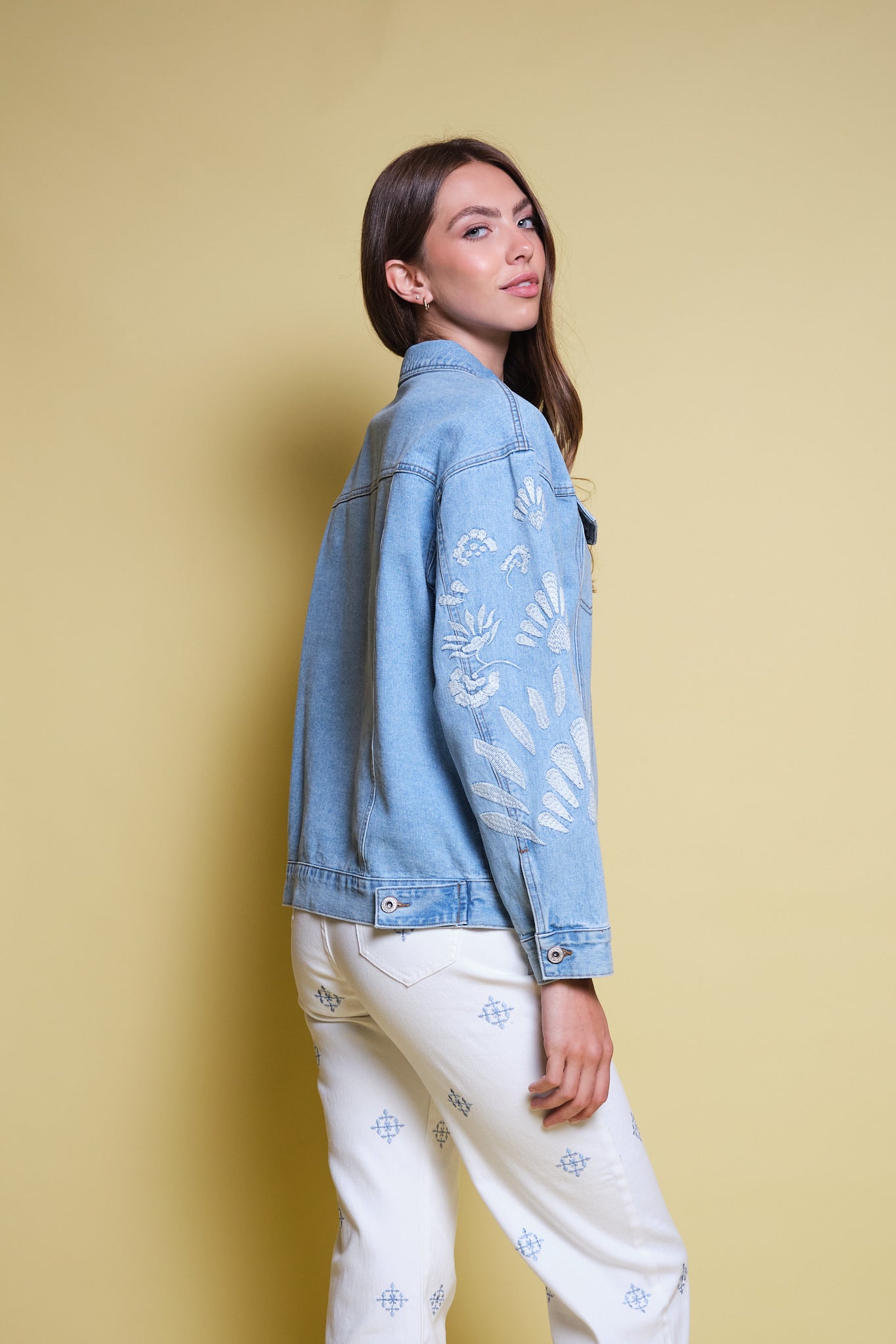 CHAQUETA DENIM AZUL BORDADO FLORAL MANGAS