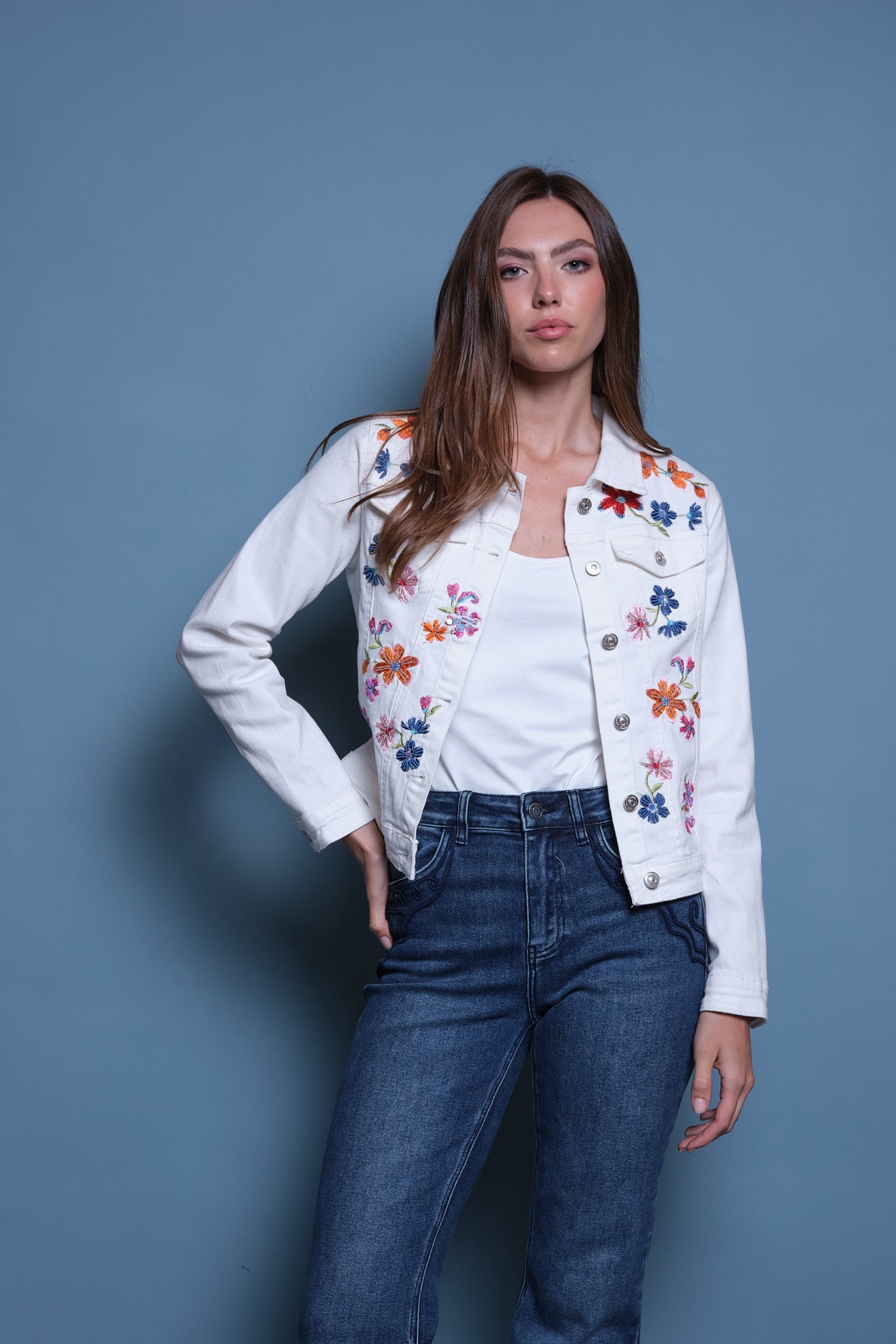 CHAQUETA DENIM BLANCA BORDADO FLORES LENTEJUELA