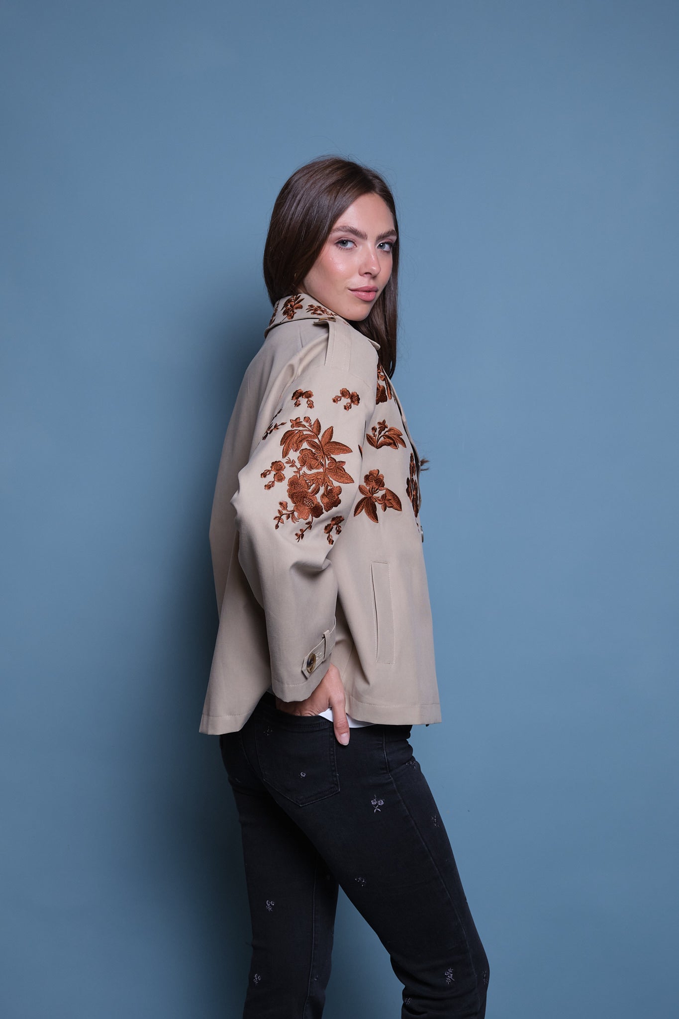 TRENCH COAT BORDADO CAFE FLORAL