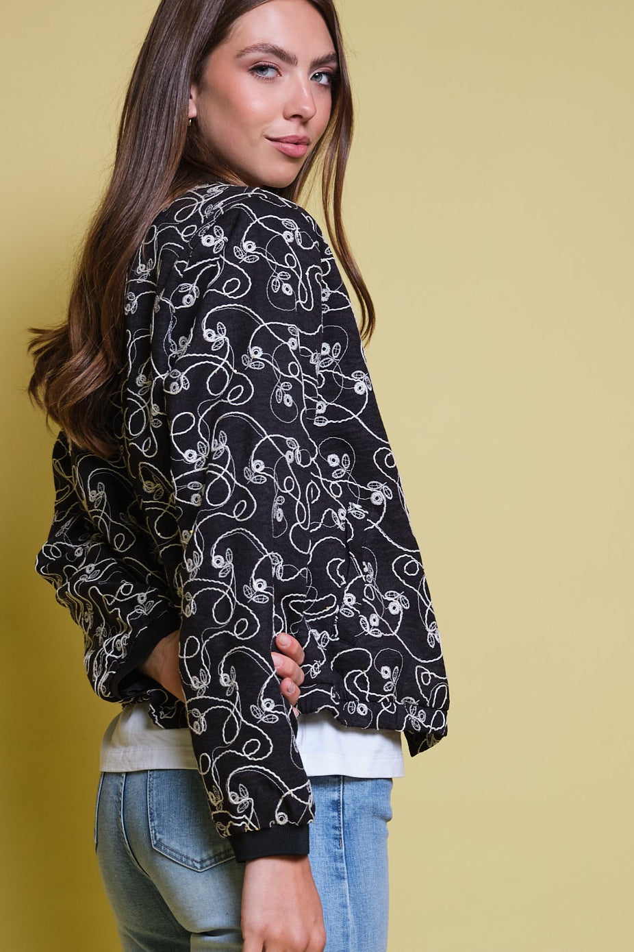CHAQUETA BOMBER NEGRA CINTAS ALL OVER