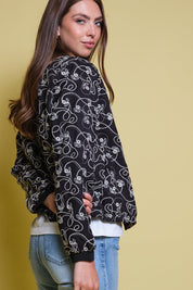 CHAQUETA BOMBER NEGRA CINTAS ALL OVER