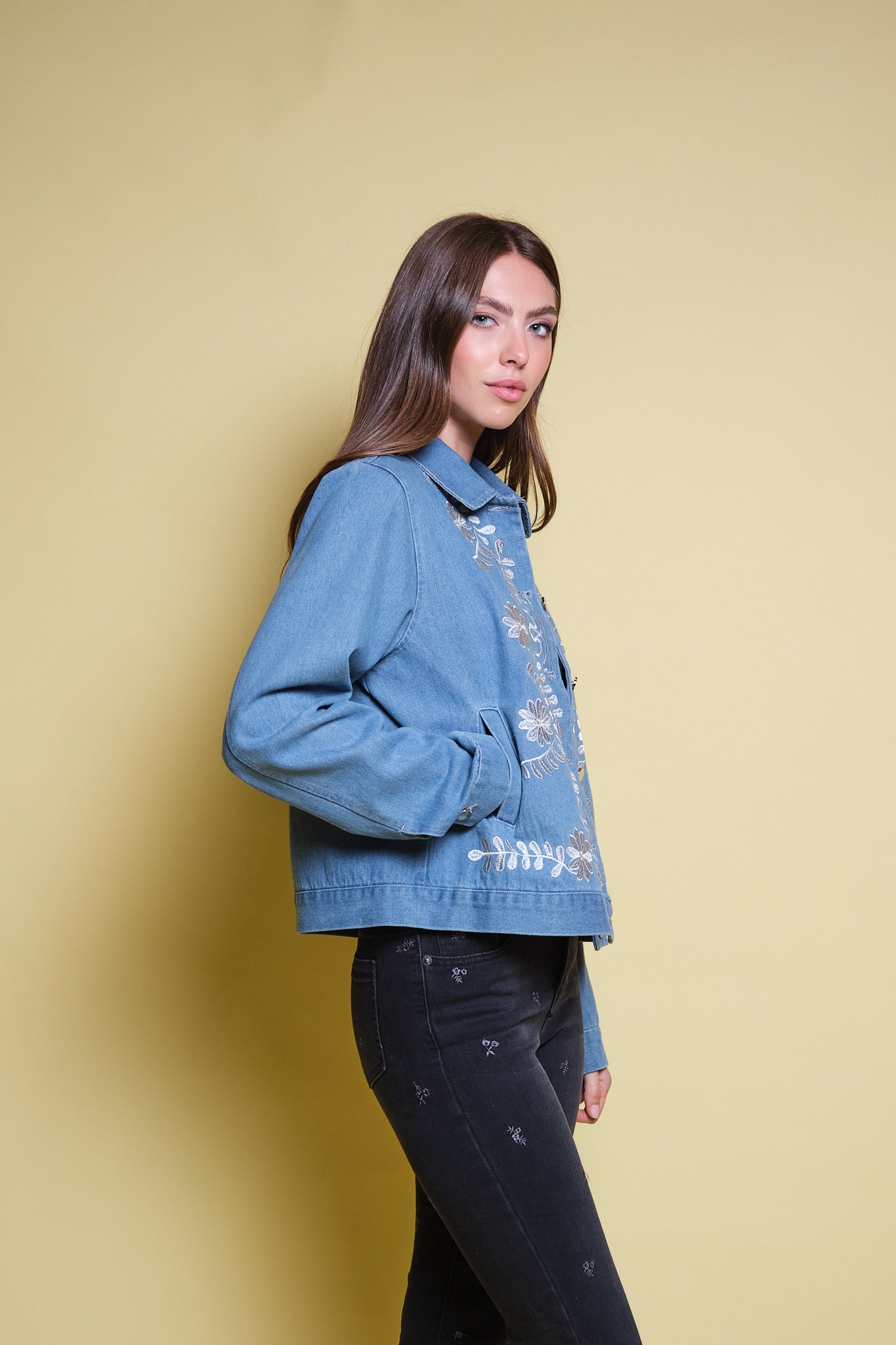 CHAQUETA DENIM AZUL CLARO BORDADO FLORAL