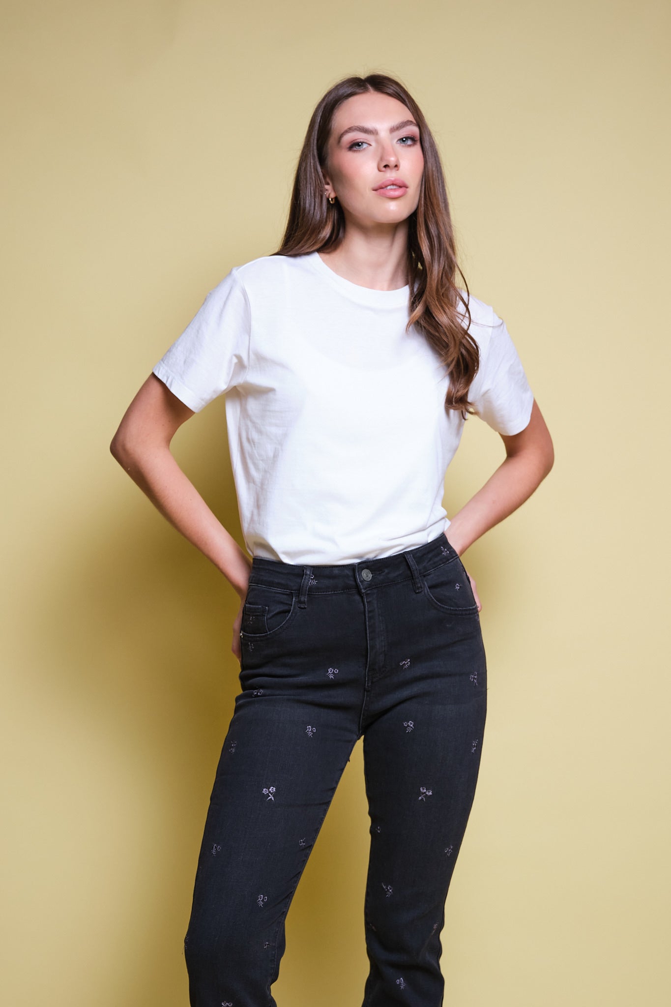 JEANS NEGRO BORDADO FLORAL