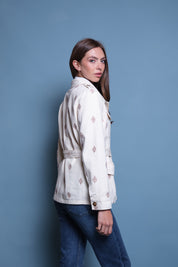 CHAQUETA CARGO BEIGE BORDADO CON CINTURON