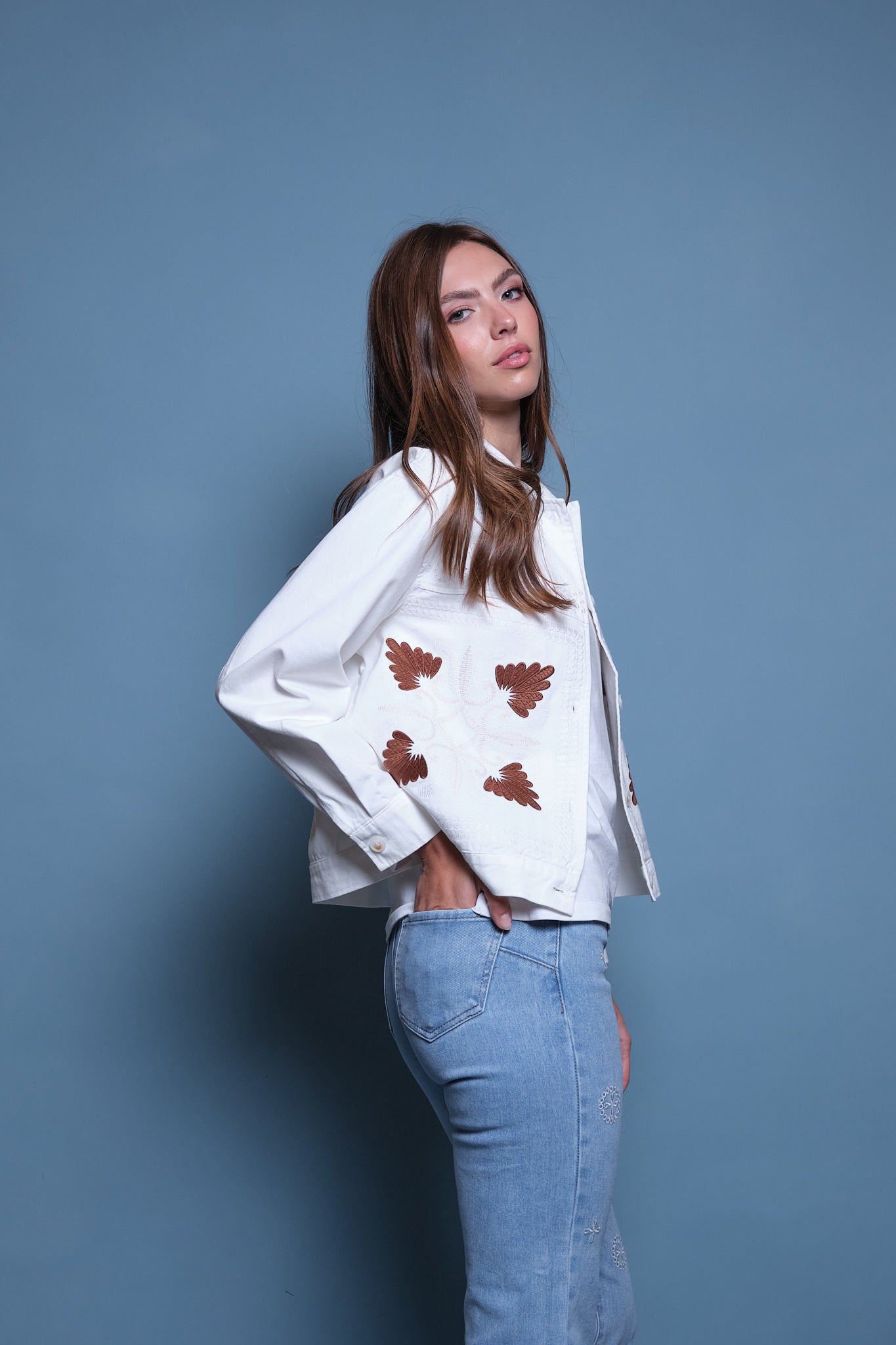 CHAQUETA DENIM BLANCA BORDADO CAFE FLORAL