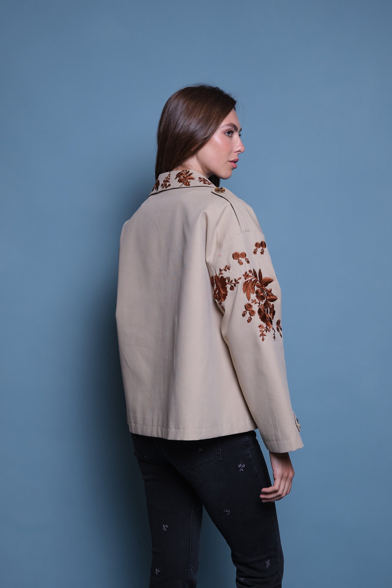 TRENCH COAT BORDADO CAFE FLORAL