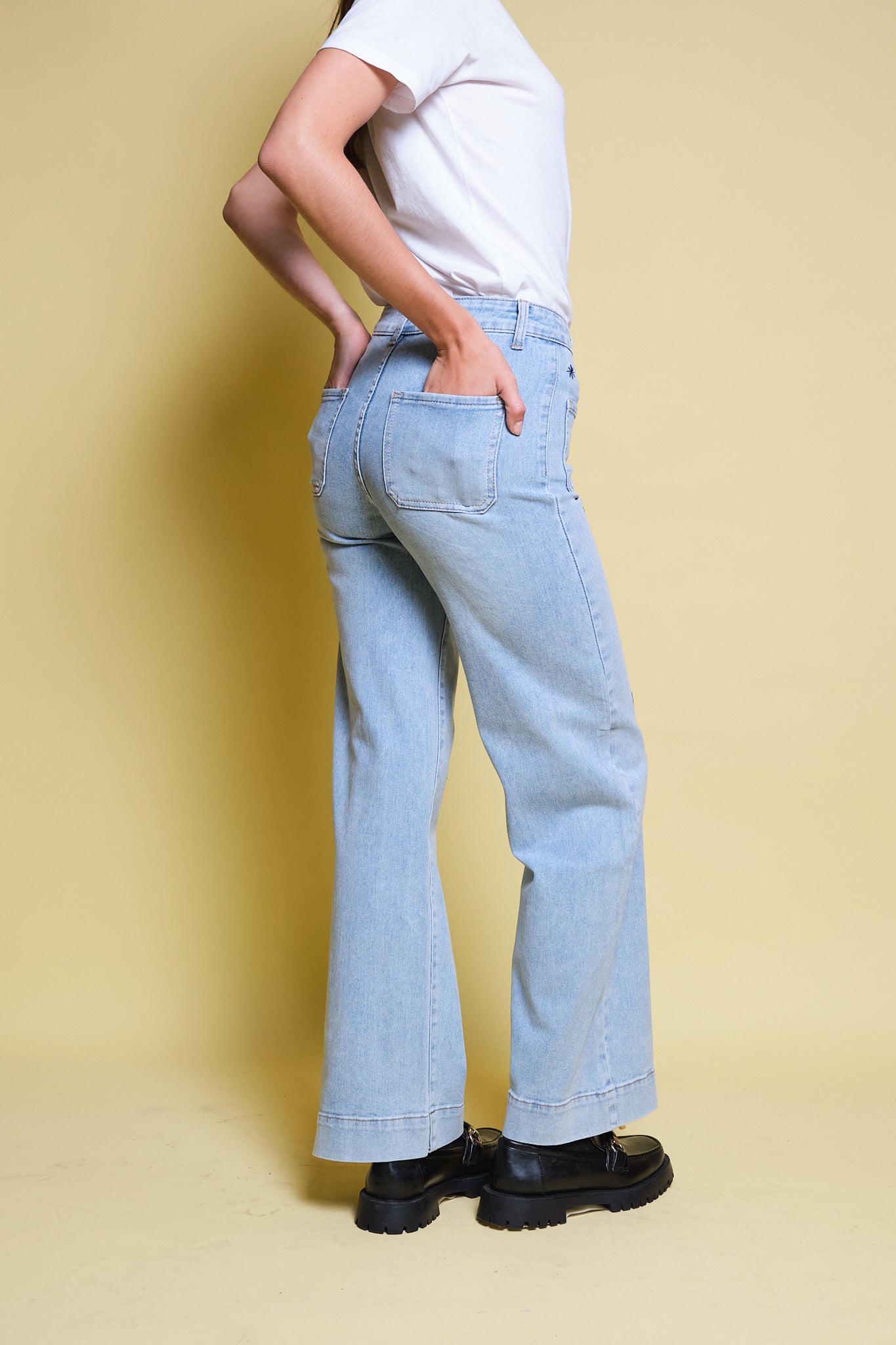 JEANS MINI FLORAL AZUL BORDADO