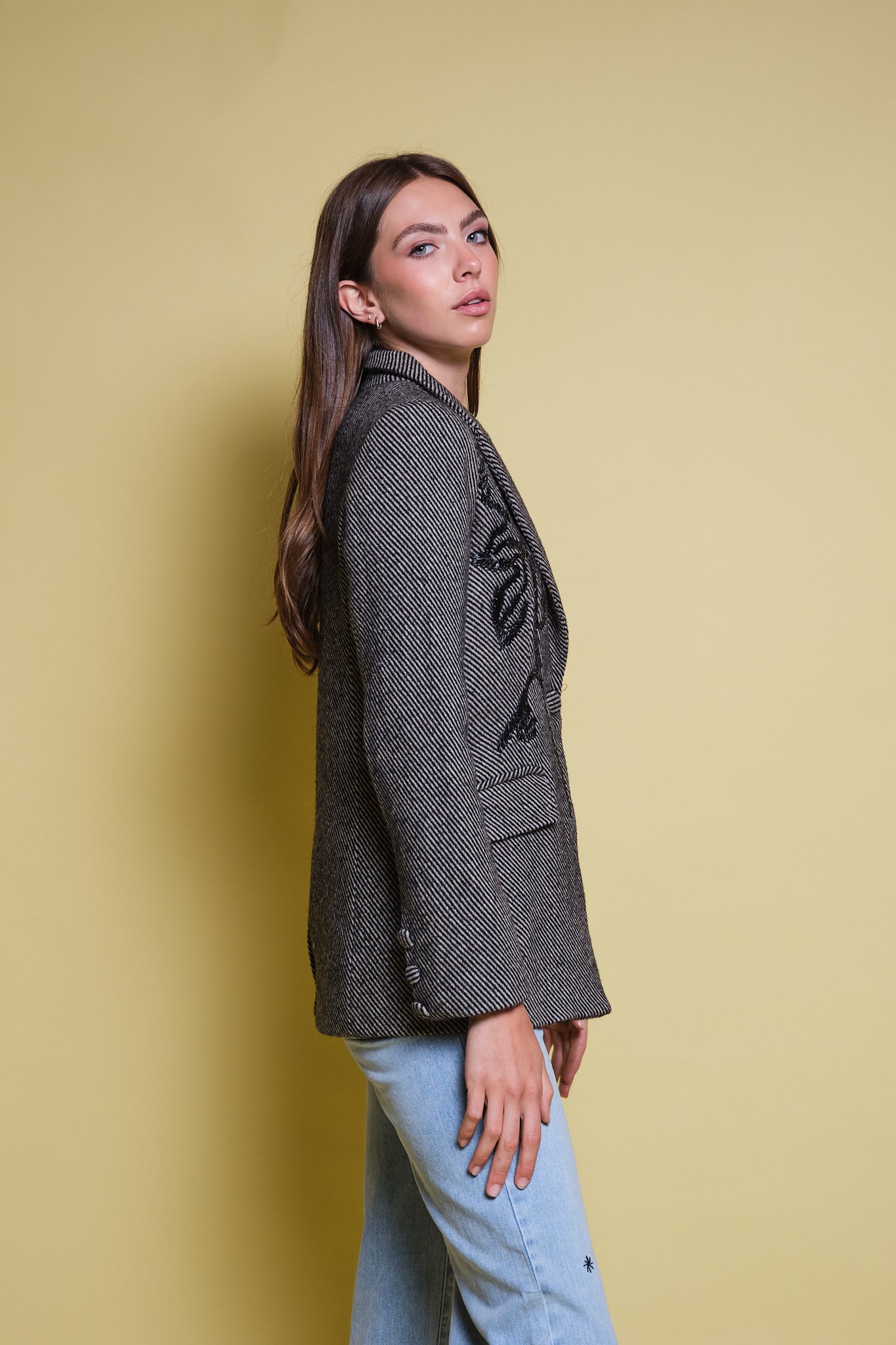 BLAZER ESPIGA GRIS Y NEGRO BORDADO FLORAL