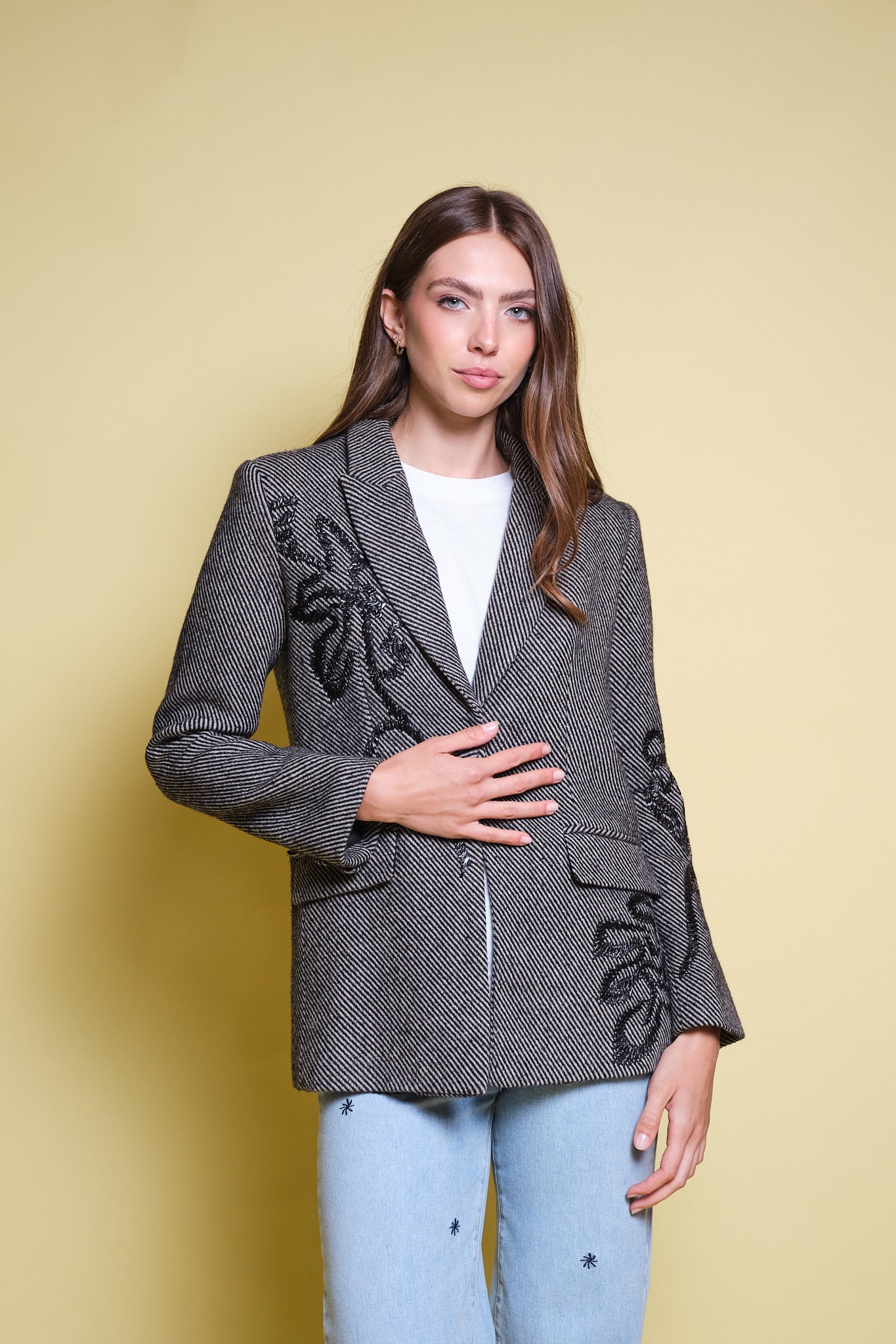 BLAZER ESPIGA GRIS Y NEGRO BORDADO FLORAL