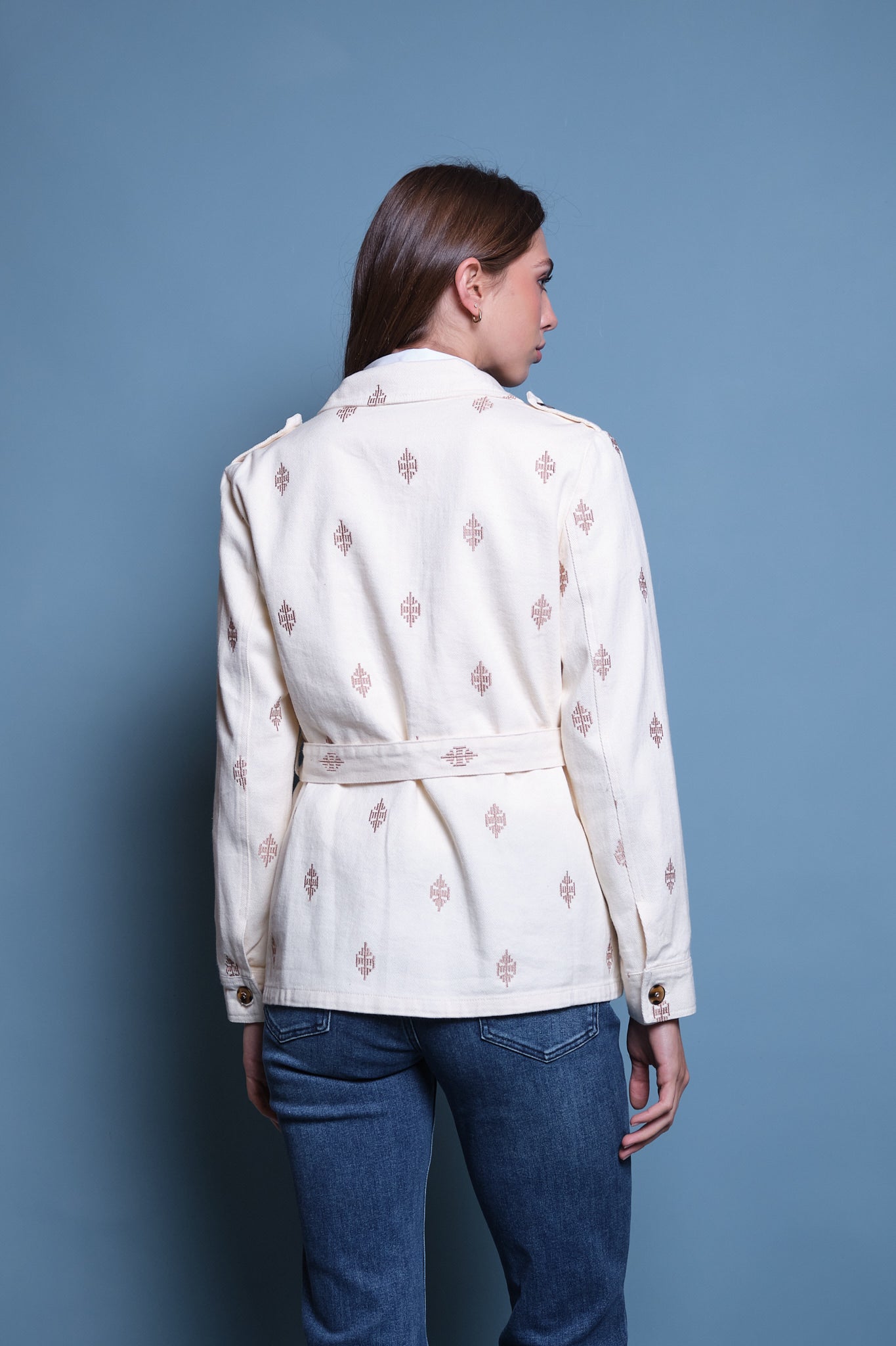 CHAQUETA CARGO BEIGE BORDADO CON CINTURON