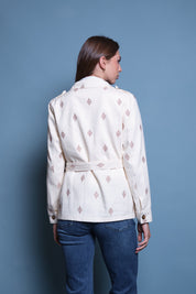 CHAQUETA CARGO BEIGE BORDADO CON CINTURON