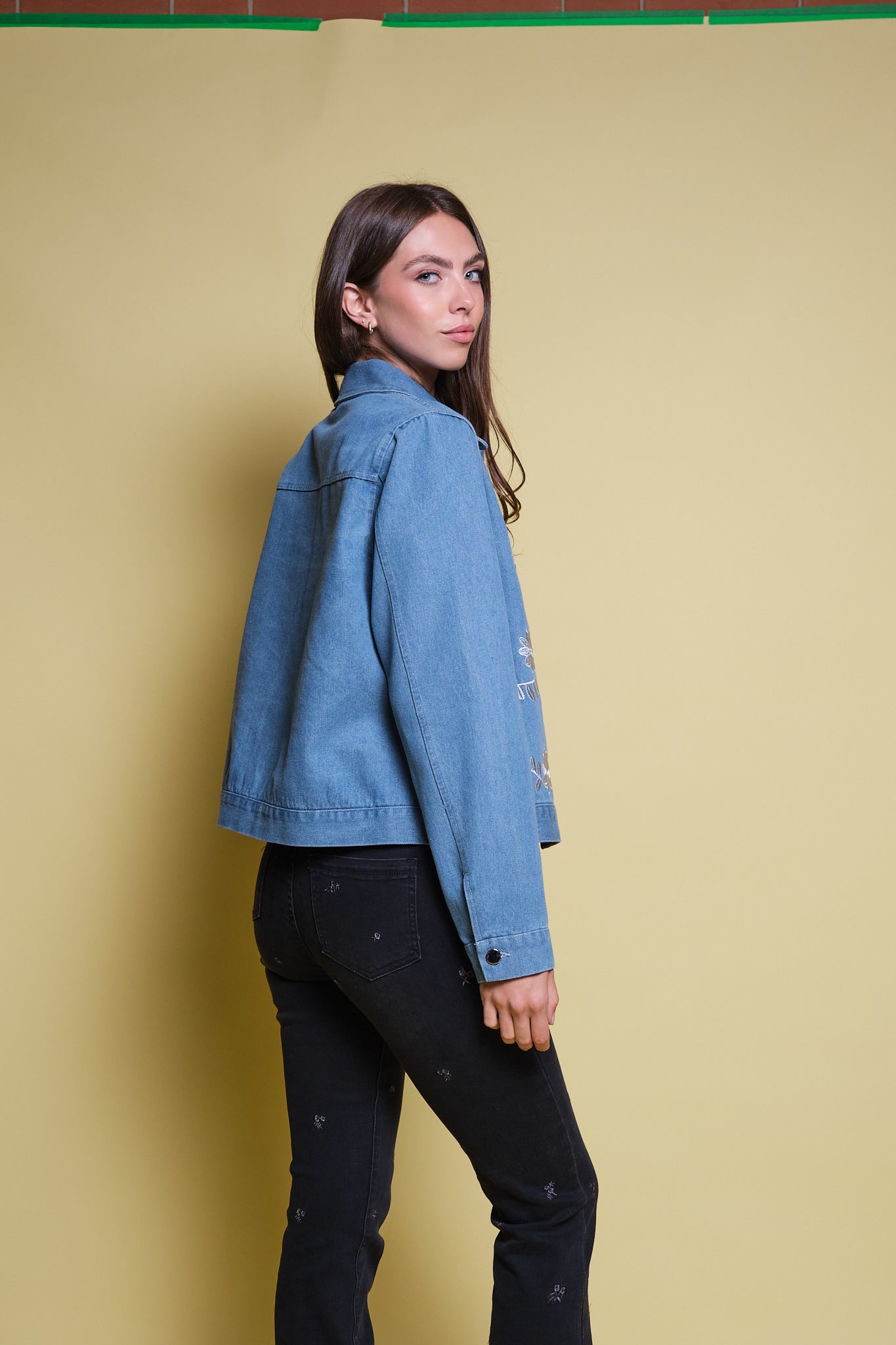 CHAQUETA DENIM AZUL CLARO BORDADO FLORAL