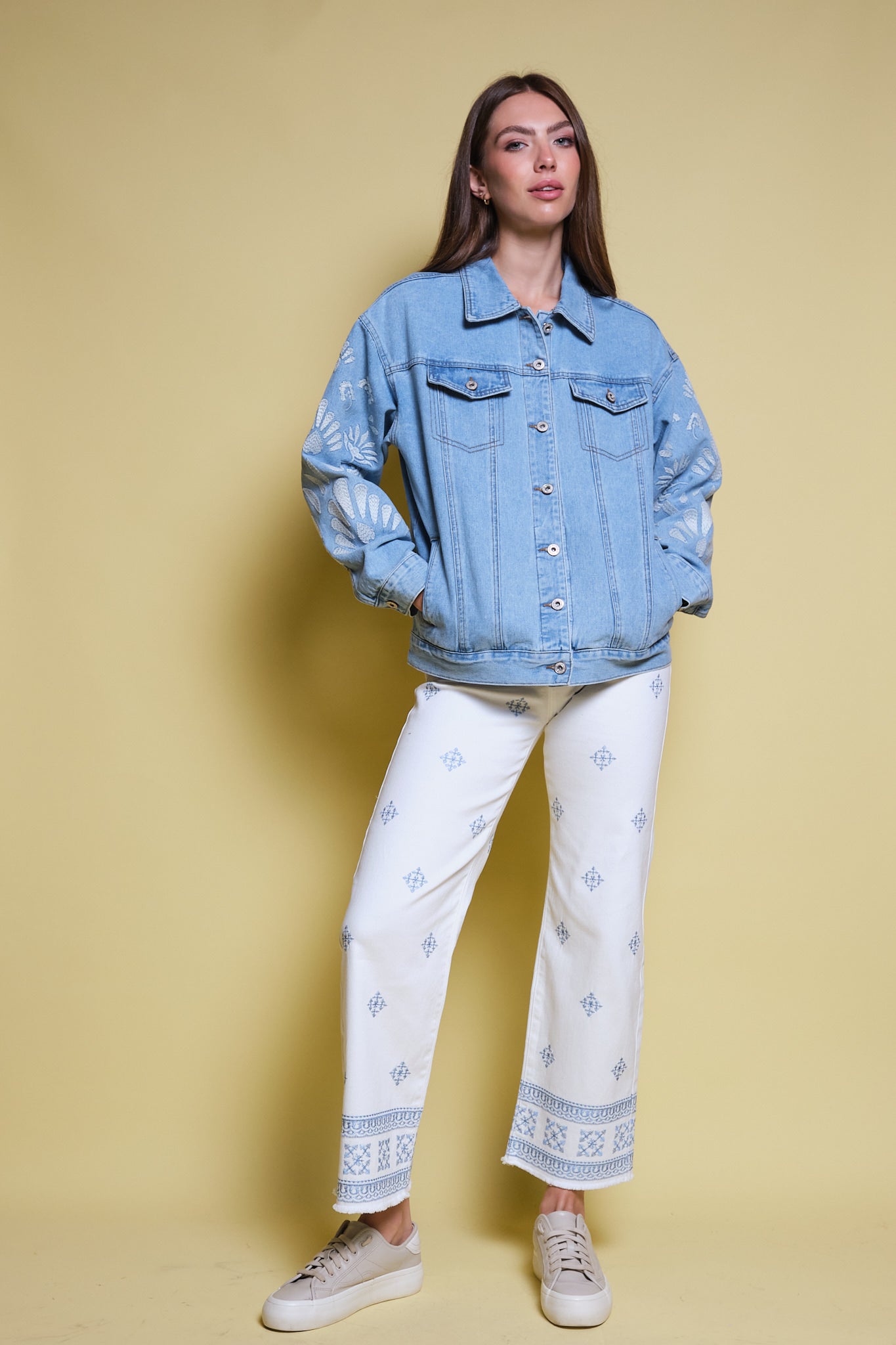JEANS BLANCO BORDADO GEOMETRICO ALL OVER