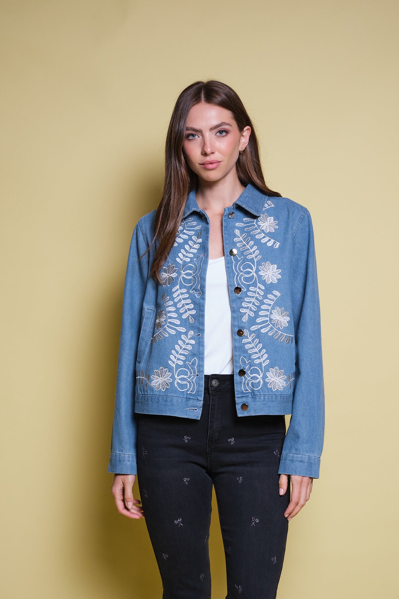 CHAQUETA DENIM AZUL CLARO BORDADO FLORAL