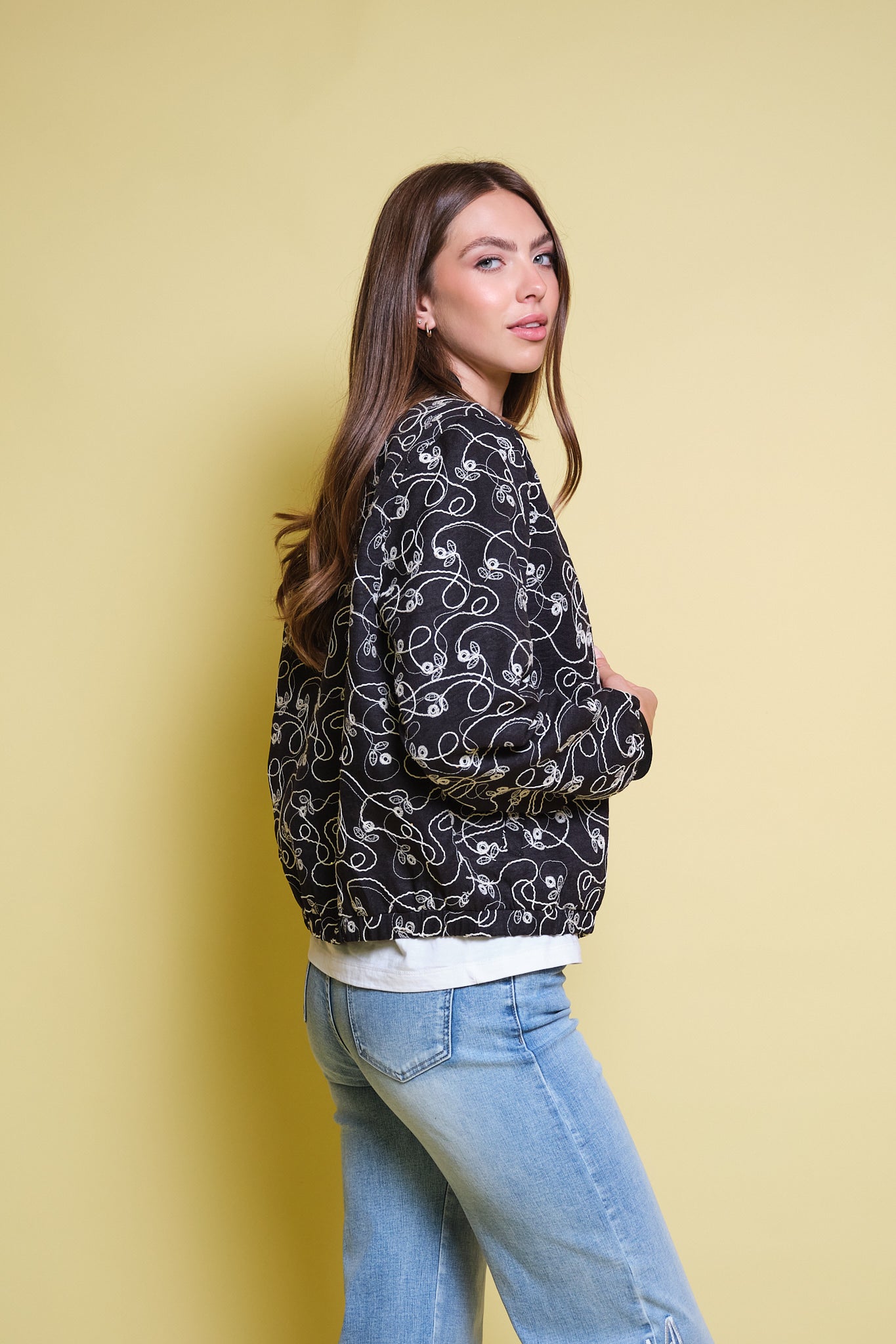CHAQUETA BOMBER NEGRA CINTAS ALL OVER