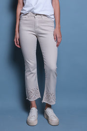 JEANS BEIGE BORDADO EN RUEDO ARABESCO