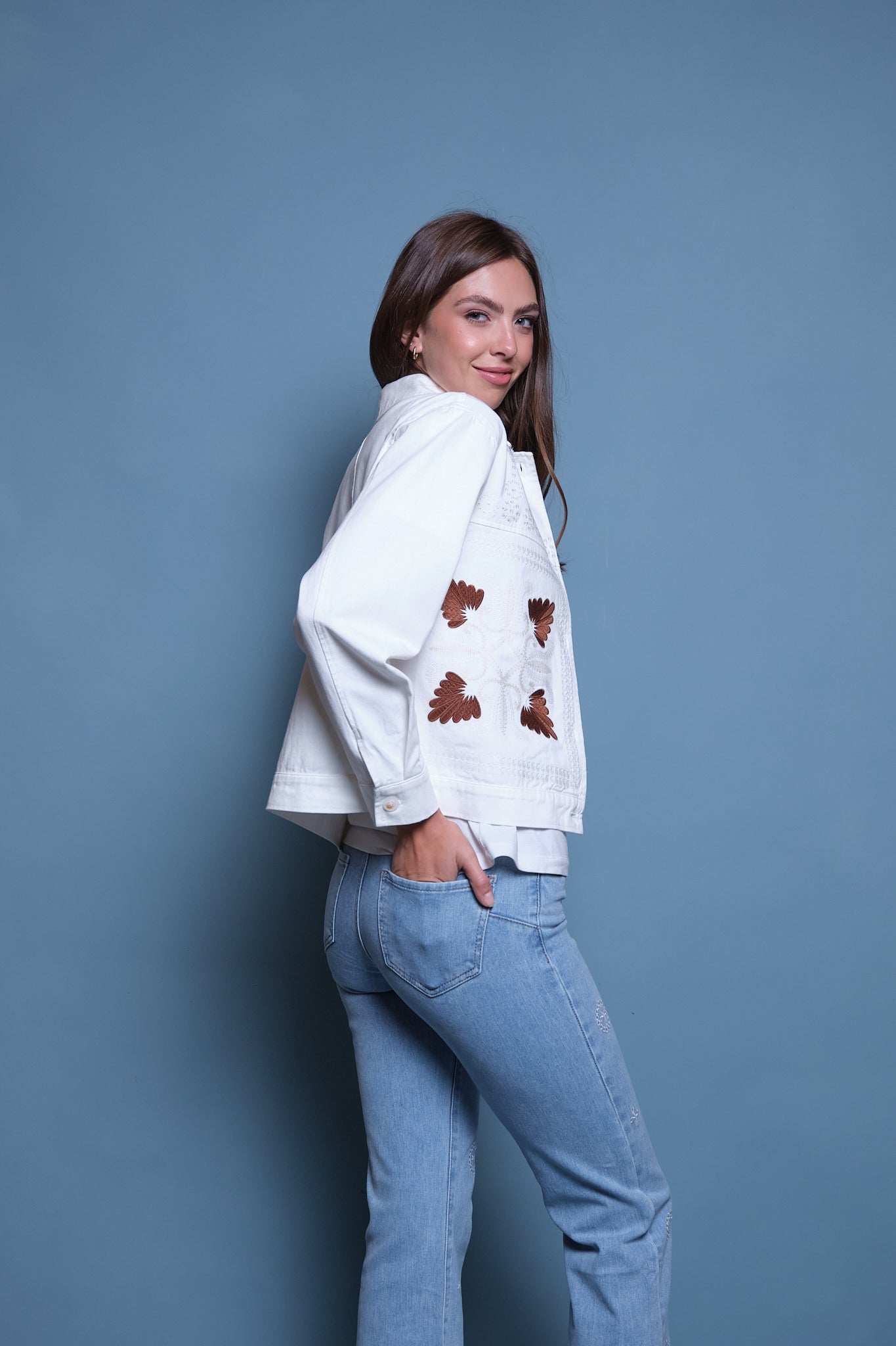CHAQUETA DENIM BLANCA BORDADO CAFE FLORAL