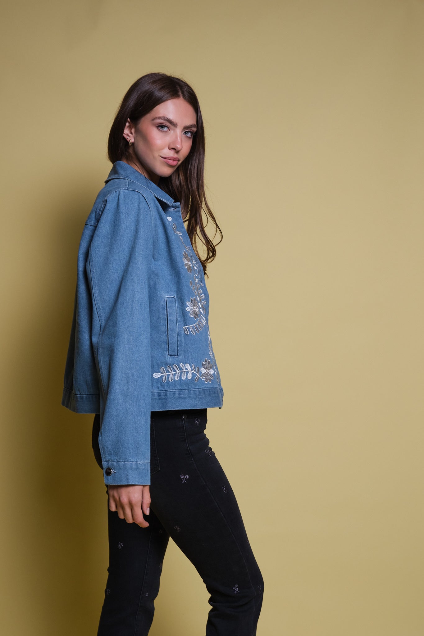 CHAQUETA DENIM AZUL CLARO BORDADO FLORAL