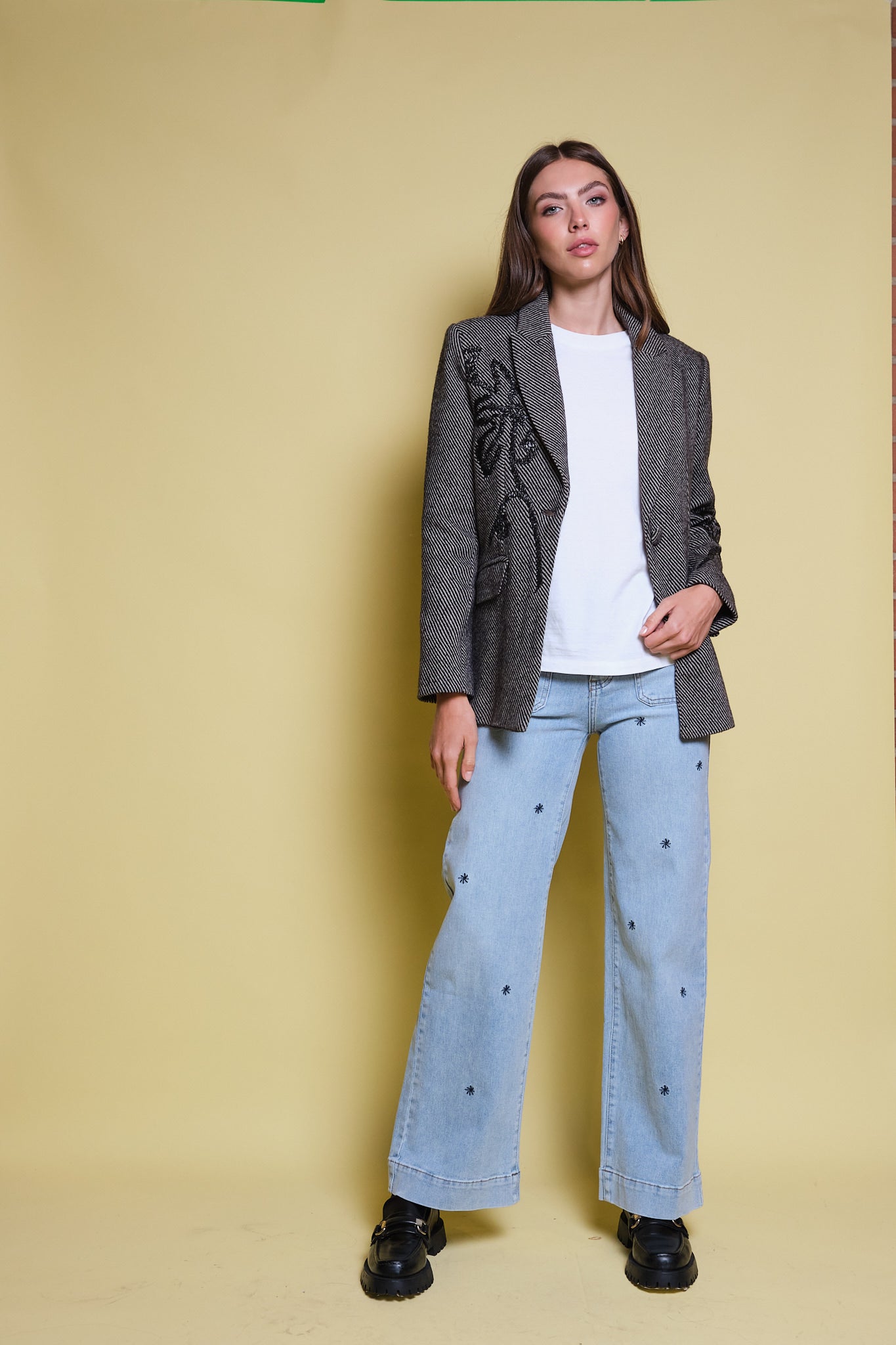 BLAZER ESPIGA GRIS Y NEGRO BORDADO FLORAL