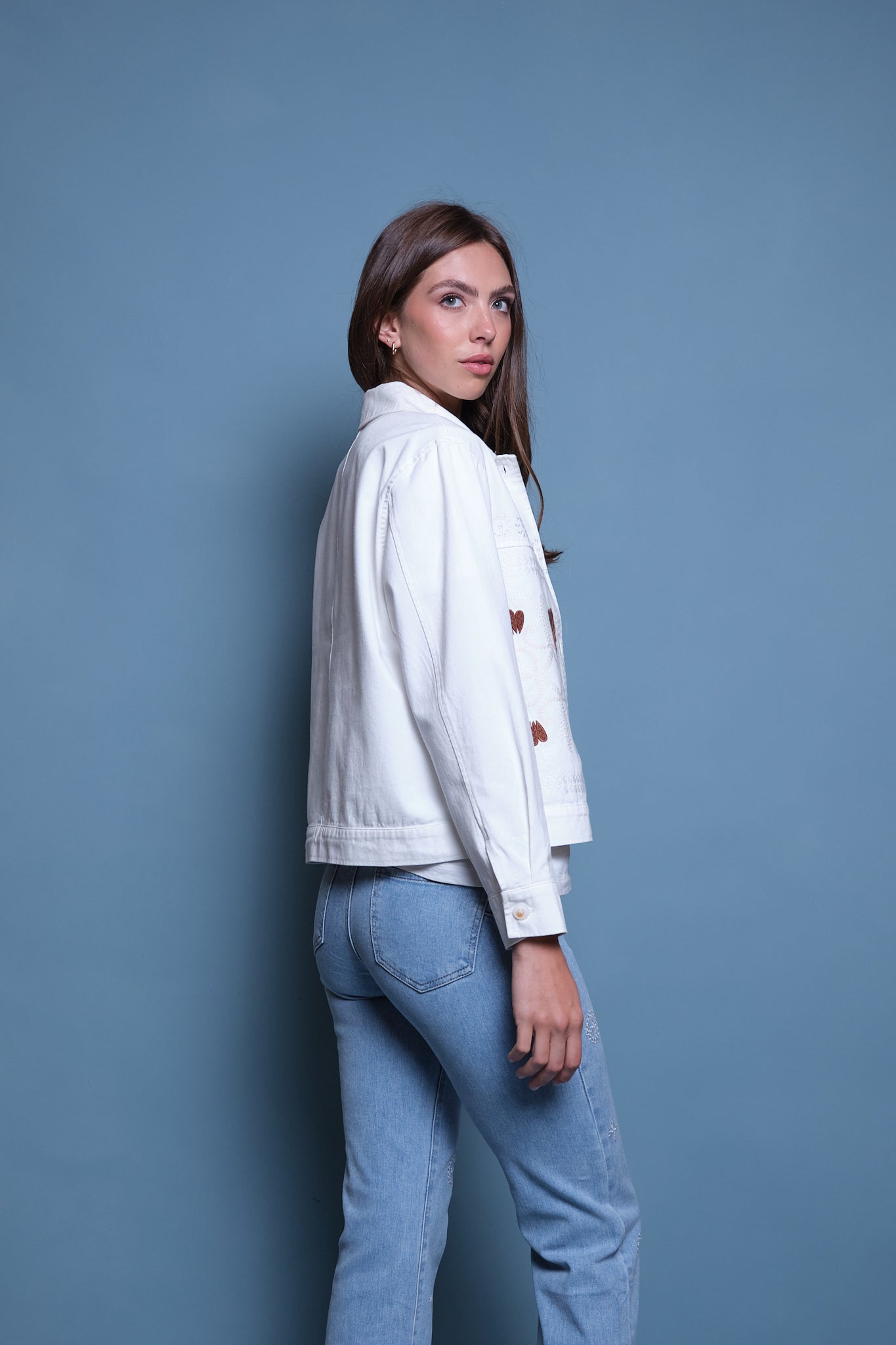 CHAQUETA DENIM BLANCA BORDADO CAFE FLORAL