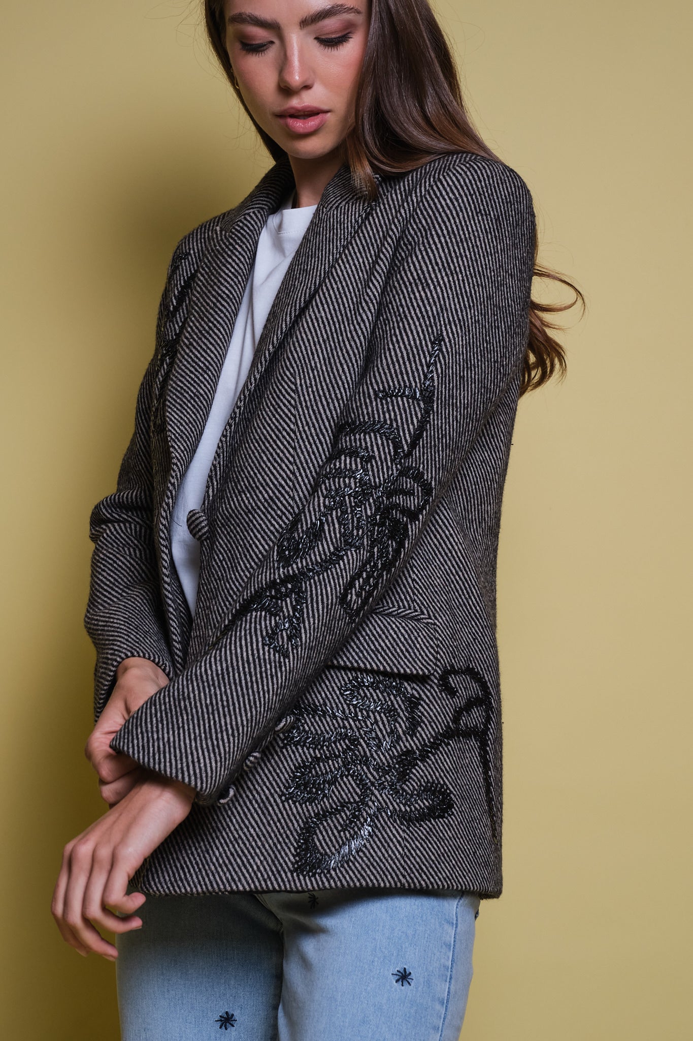 BLAZER ESPIGA GRIS Y NEGRO BORDADO FLORAL