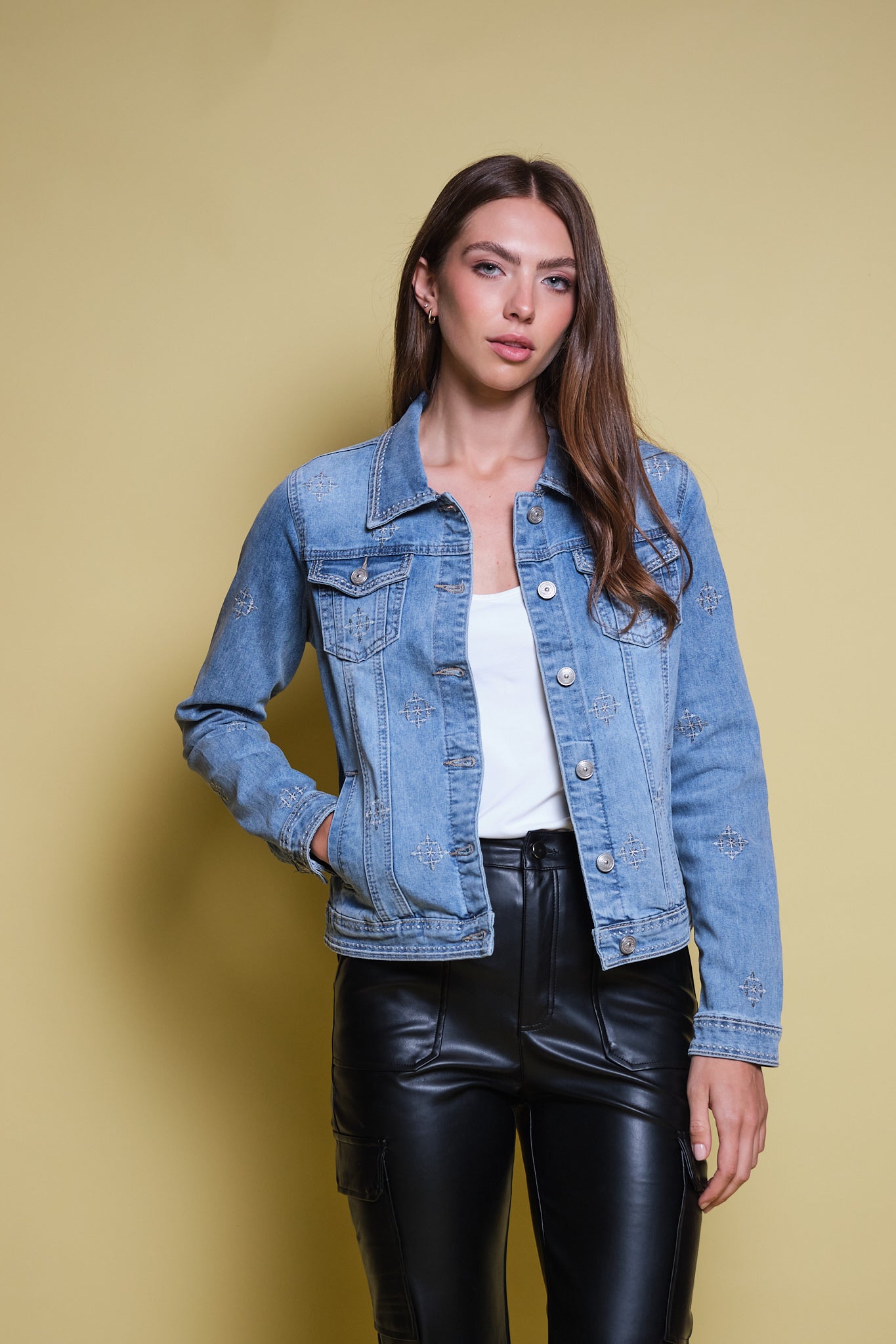 CHAQUETA DENIM AZUL BORDADO GEOMETRICO