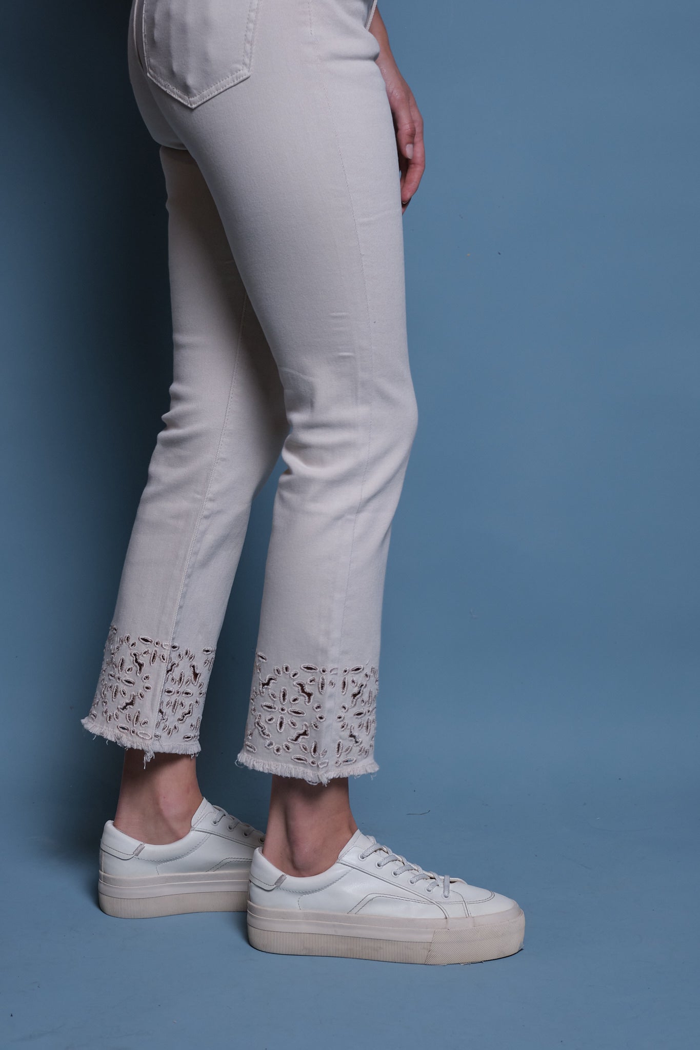 JEANS BEIGE BORDADO EN RUEDO ARABESCO