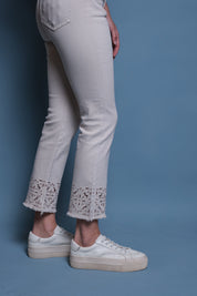 JEANS BEIGE BORDADO EN RUEDO ARABESCO