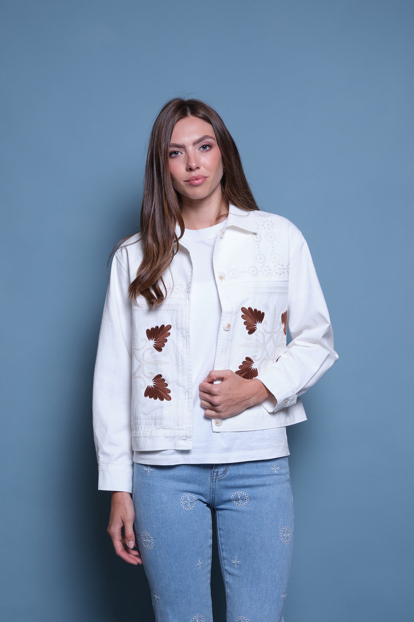 CHAQUETA DENIM BLANCA BORDADO CAFE FLORAL