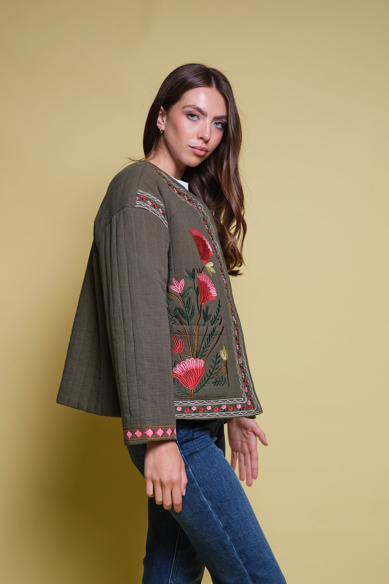CHAQUETA VERDE ACOLCHADA  BORDADO FLORAL STATEMENT
