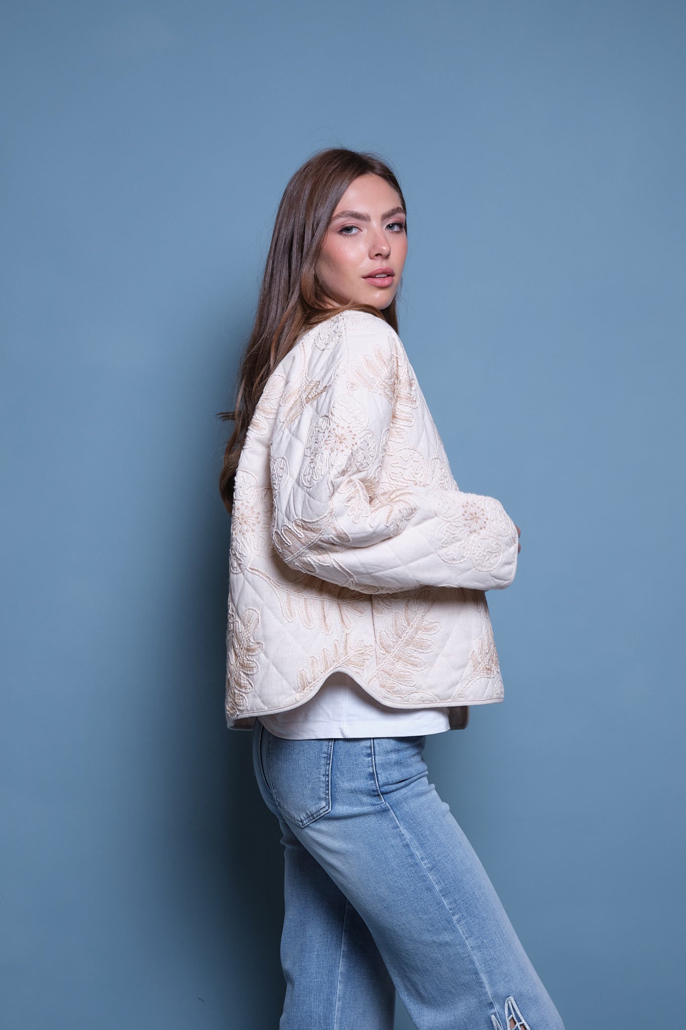 CHAQUETA ACOLCHADA CINTAS BEIGE Y HUESO