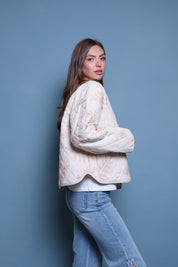 CHAQUETA ACOLCHADA CINTAS BEIGE Y HUESO