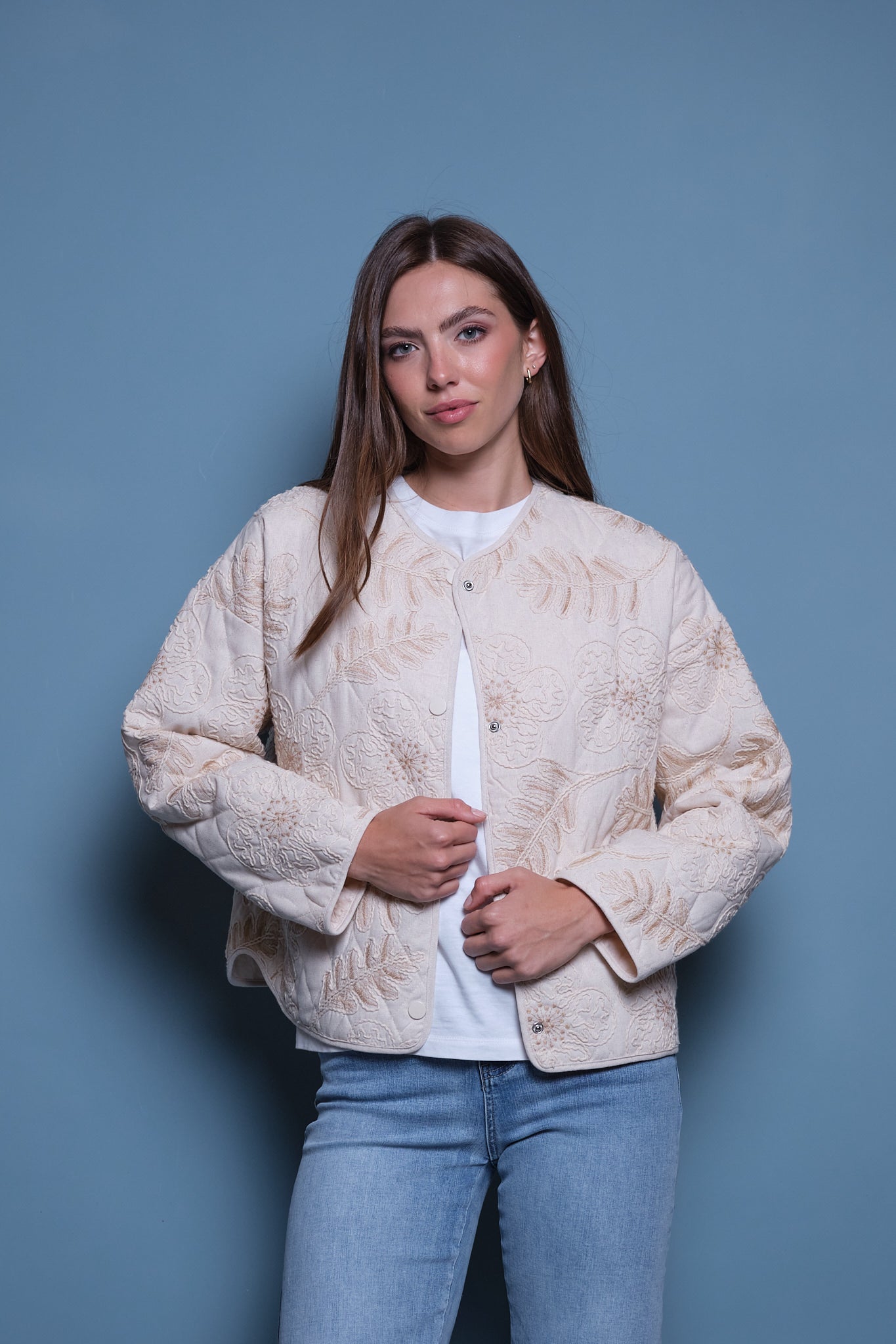CHAQUETA ACOLCHADA CINTAS BEIGE Y HUESO