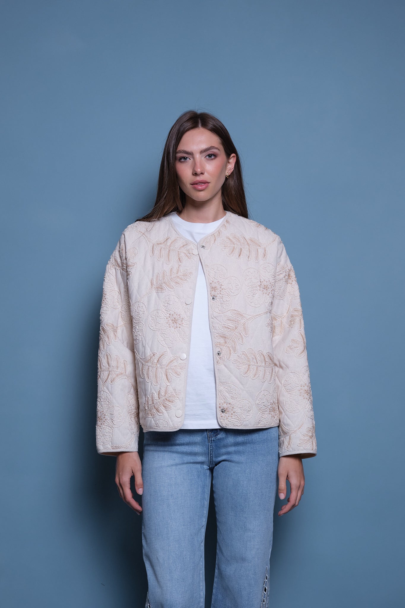 CHAQUETA ACOLCHADA CINTAS BEIGE Y HUESO