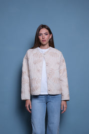 CHAQUETA ACOLCHADA CINTAS BEIGE Y HUESO