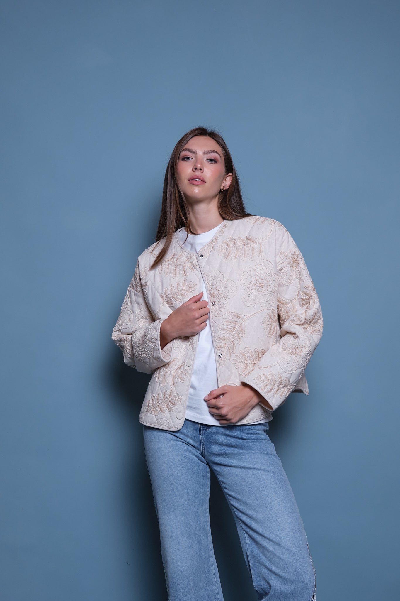 CHAQUETA ACOLCHADA CINTAS BEIGE Y HUESO