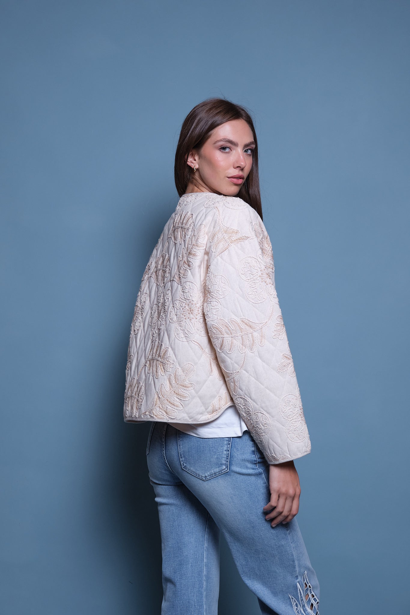 CHAQUETA ACOLCHADA CINTAS BEIGE Y HUESO