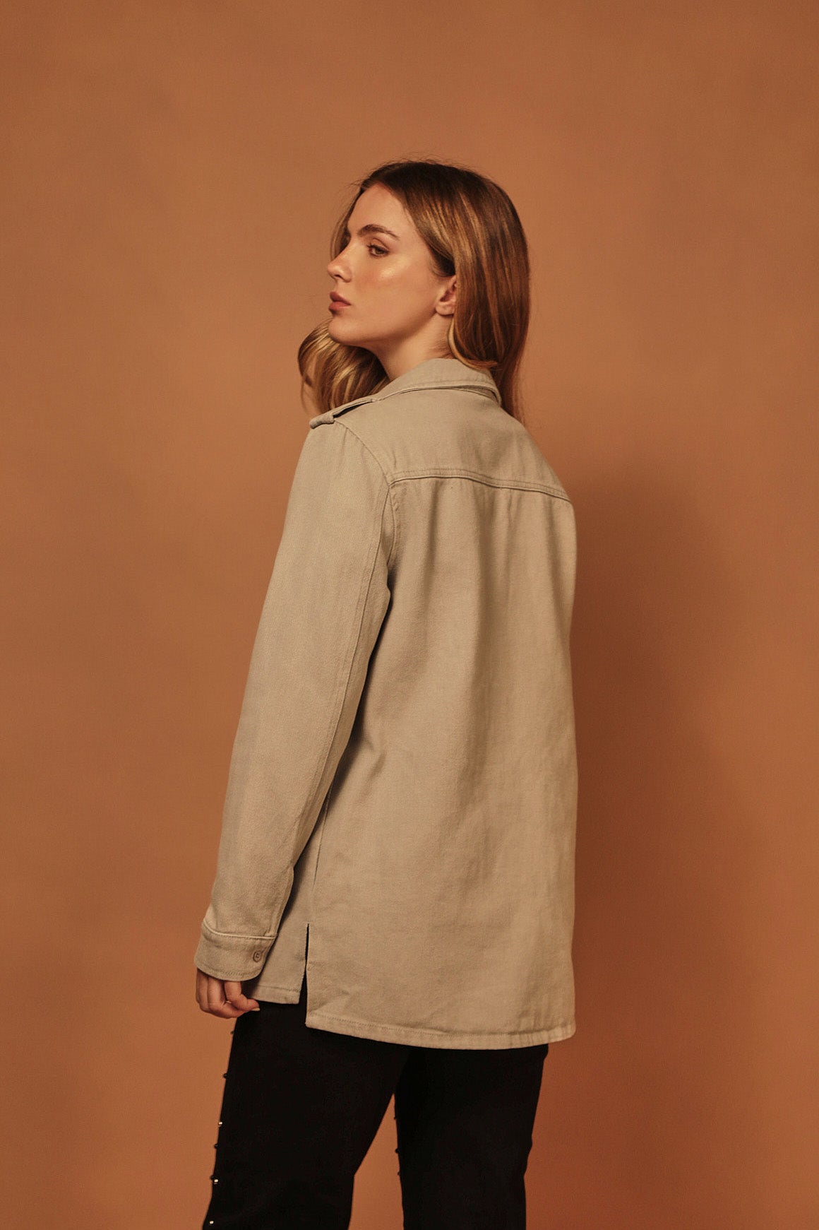 CHAQUETA DENIM GRIS RHINESTONE EN BOLSILLO