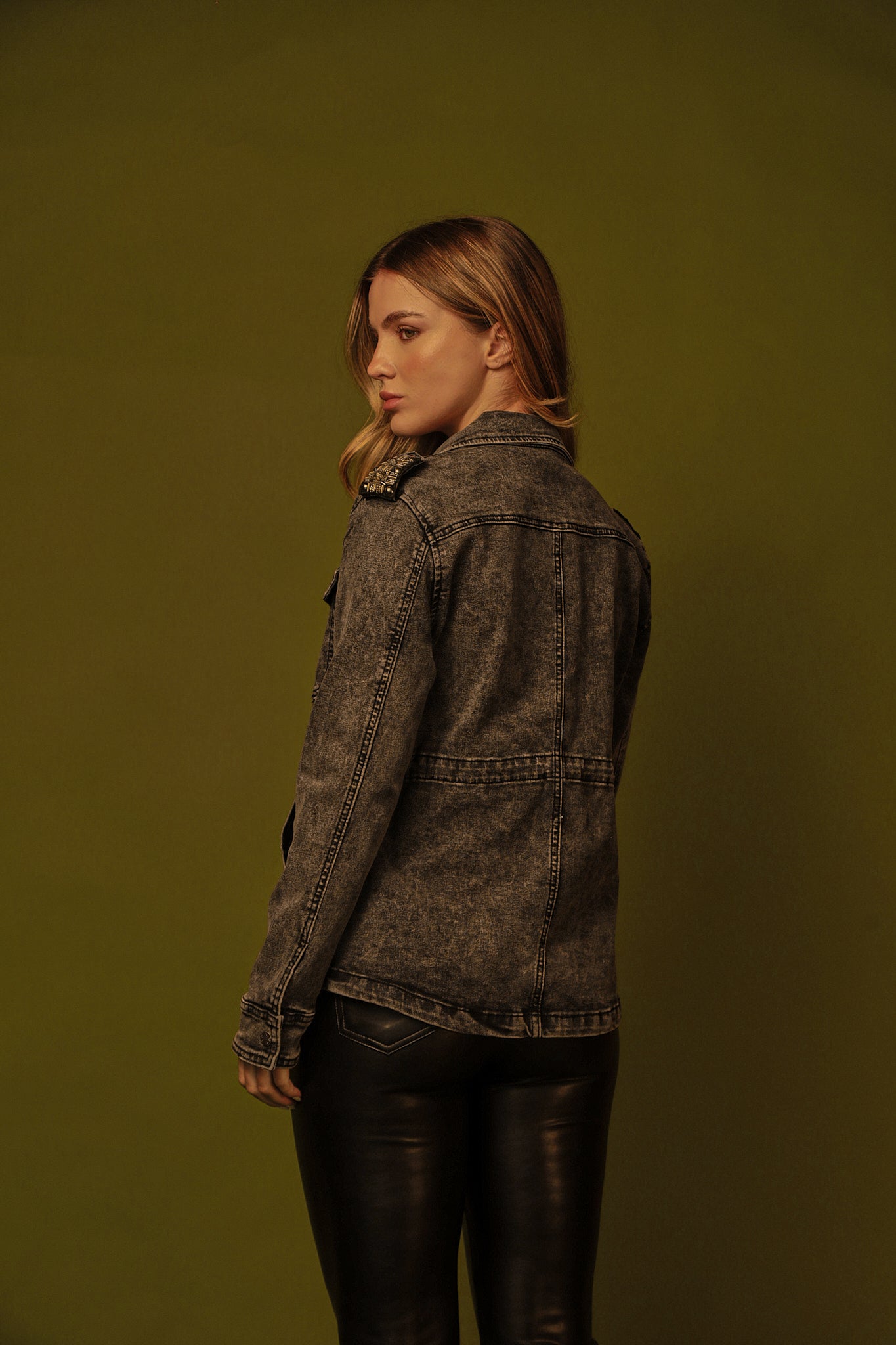 CHAQUETA DENIM GRIS STUDS EN HOMBROS